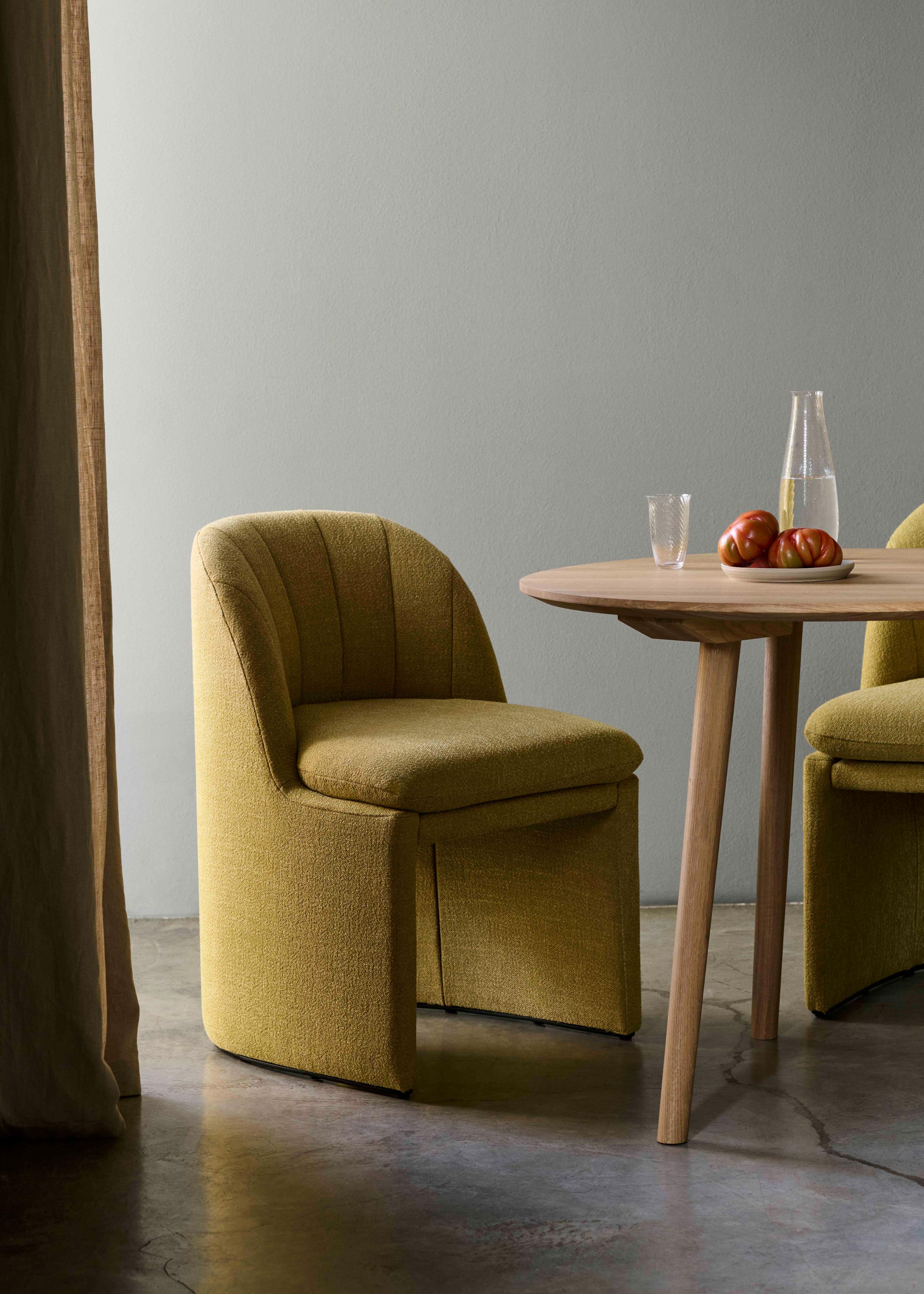 Ronde tafel IN BETWEEN gerookt geolied eiken