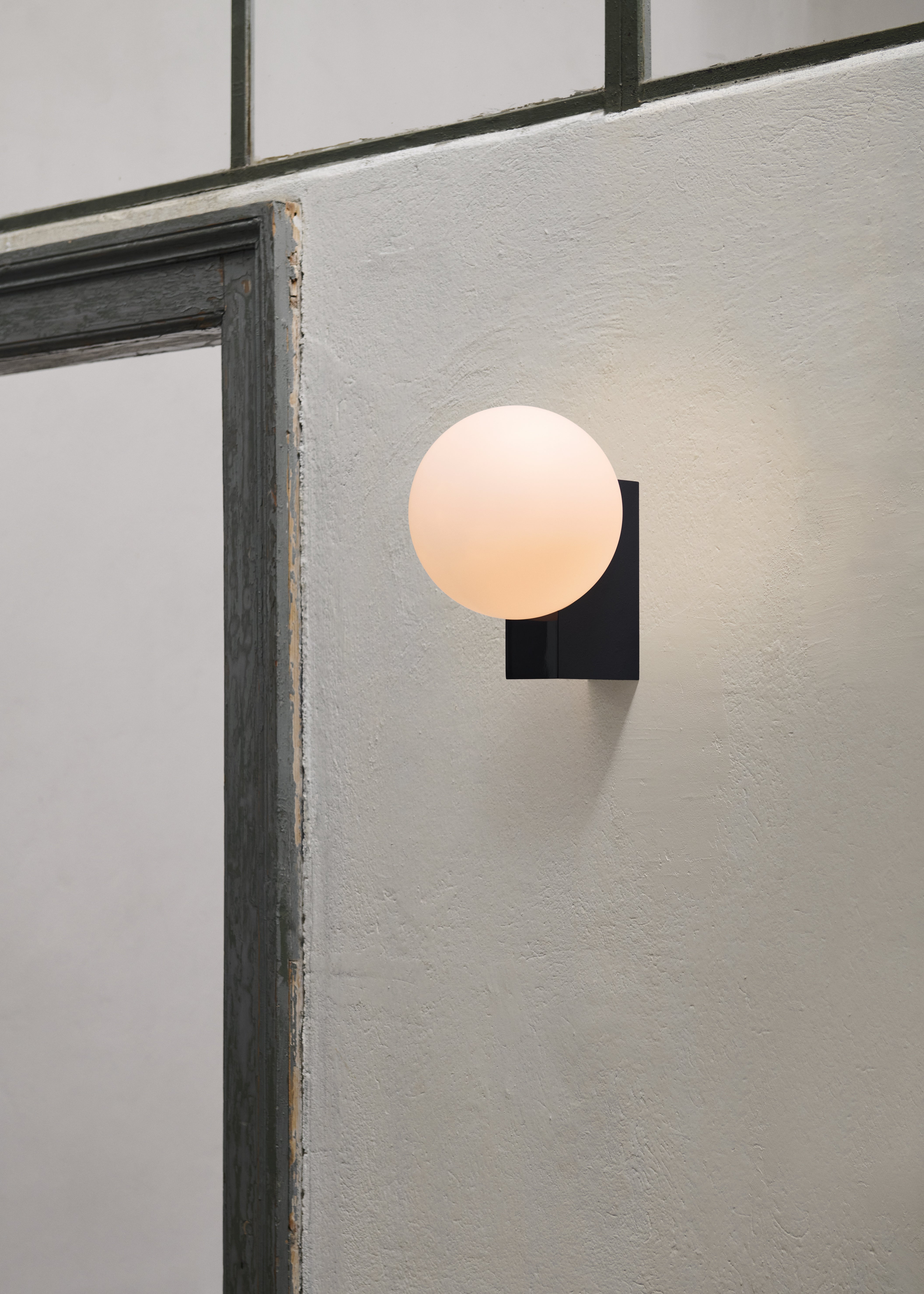 Wandlamp JOURNEY SH2 met glazen kap en zwarte voet