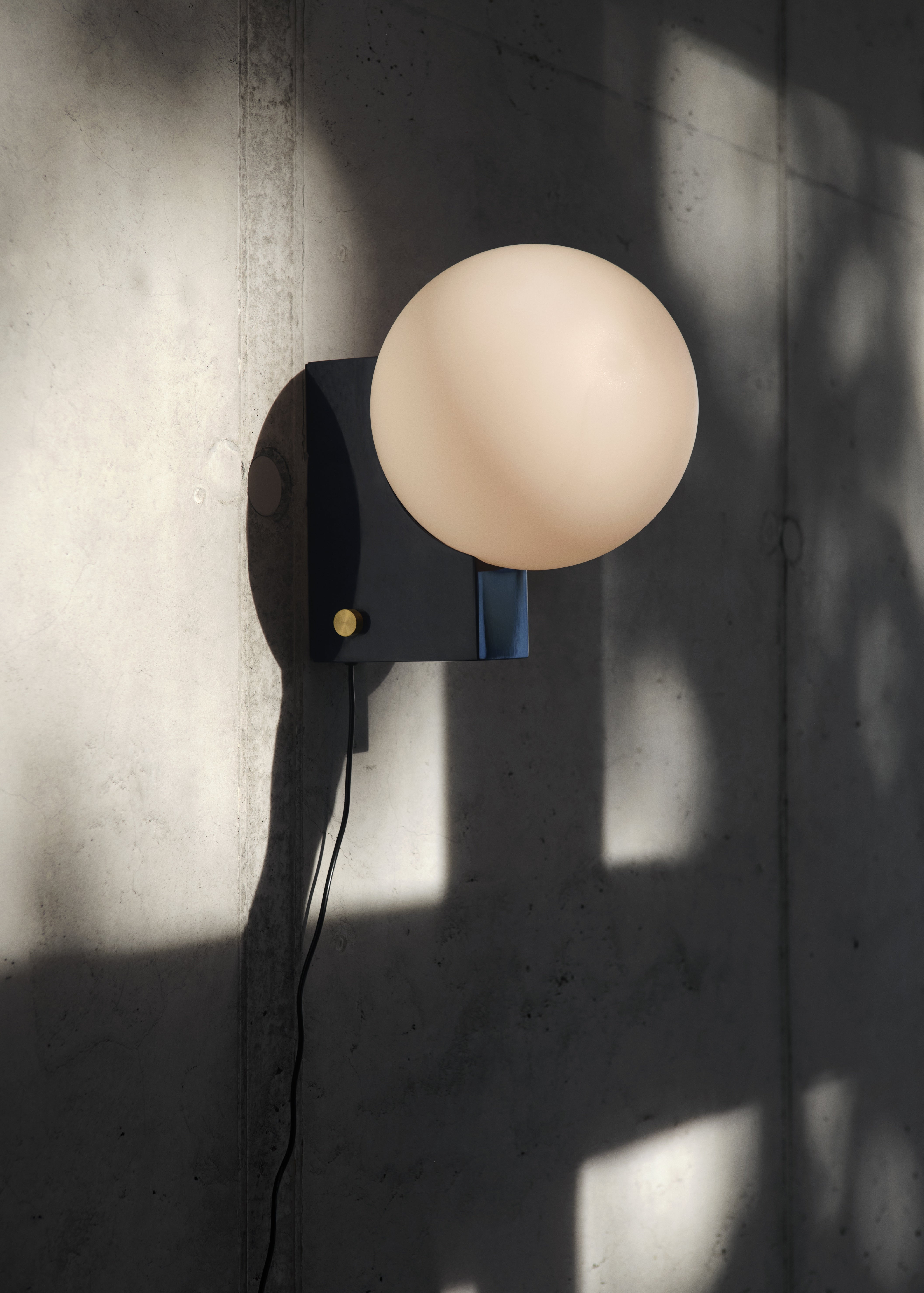 Wandlamp JOURNEY SH2 met glazen kap en zwarte voet