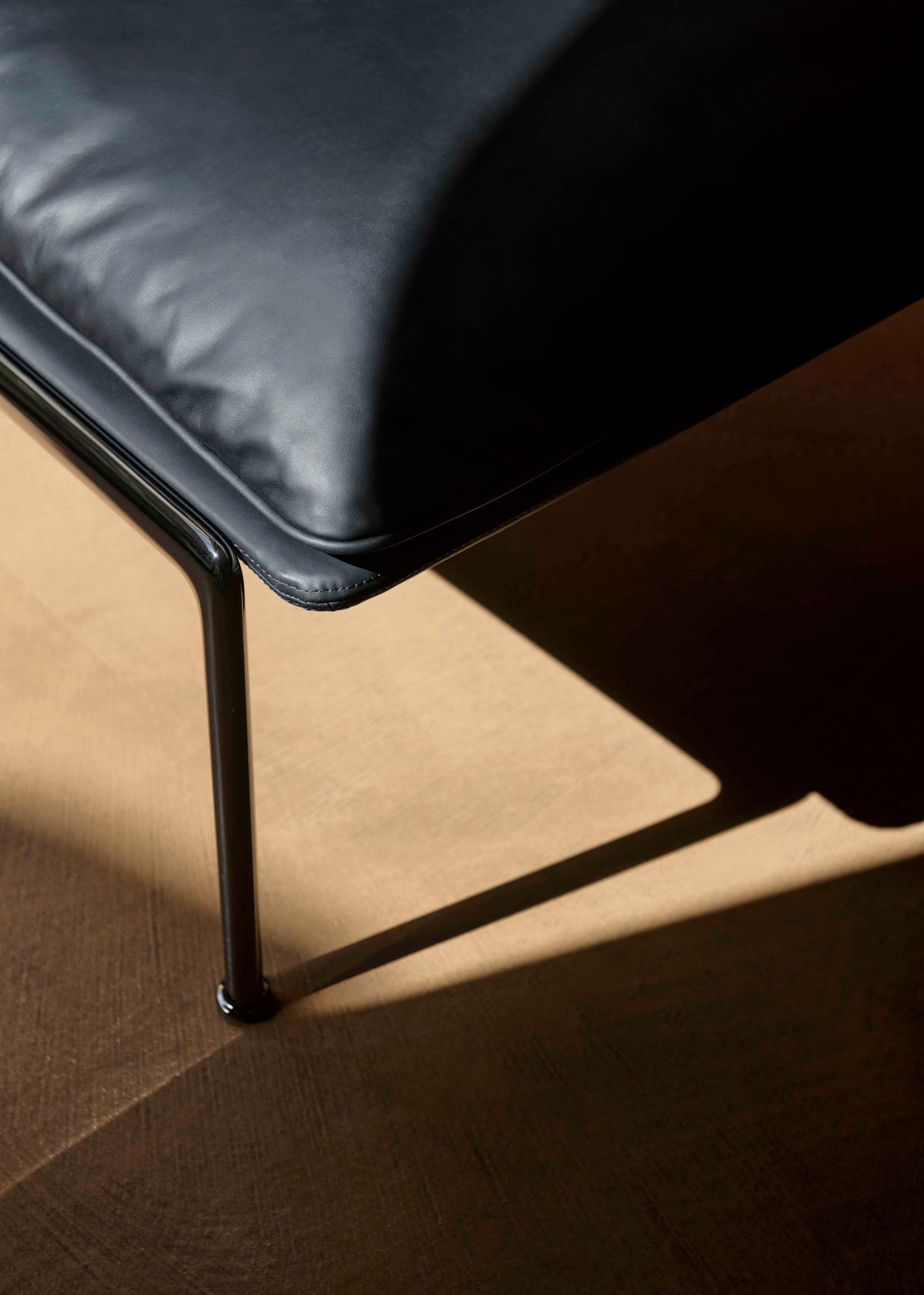 Fauteuil MUNO LN18 gestoffeerd met een donkere aluminium basis