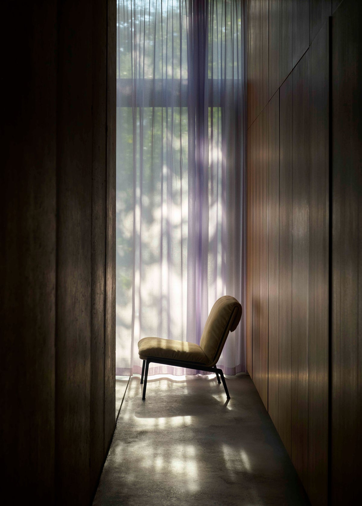 Fauteuil MUNO LN18 gestoffeerd met een donkere aluminium basis
