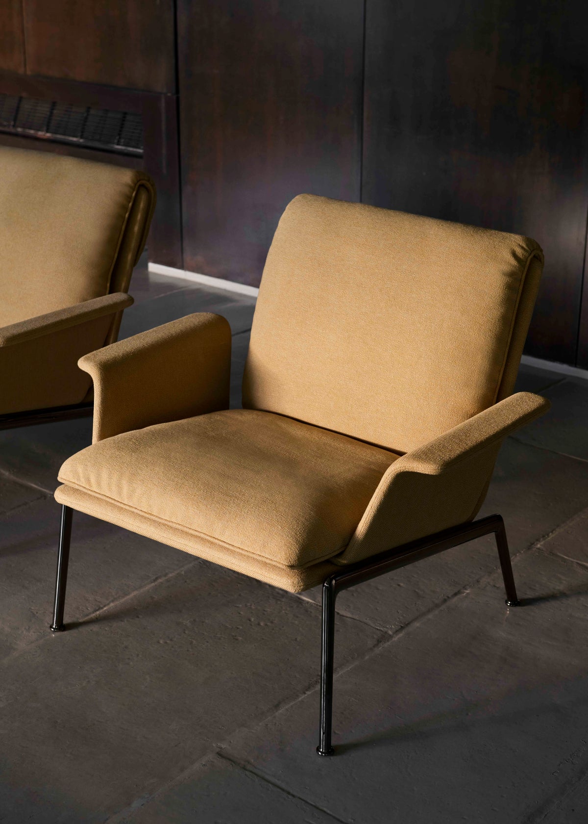 Fauteuil MUNO LN19 gestoffeerd met een donkere aluminium basis