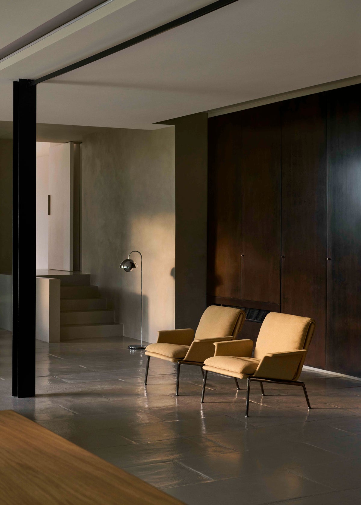 Fauteuil MUNO LN19 gestoffeerd met een donkere aluminium basis
