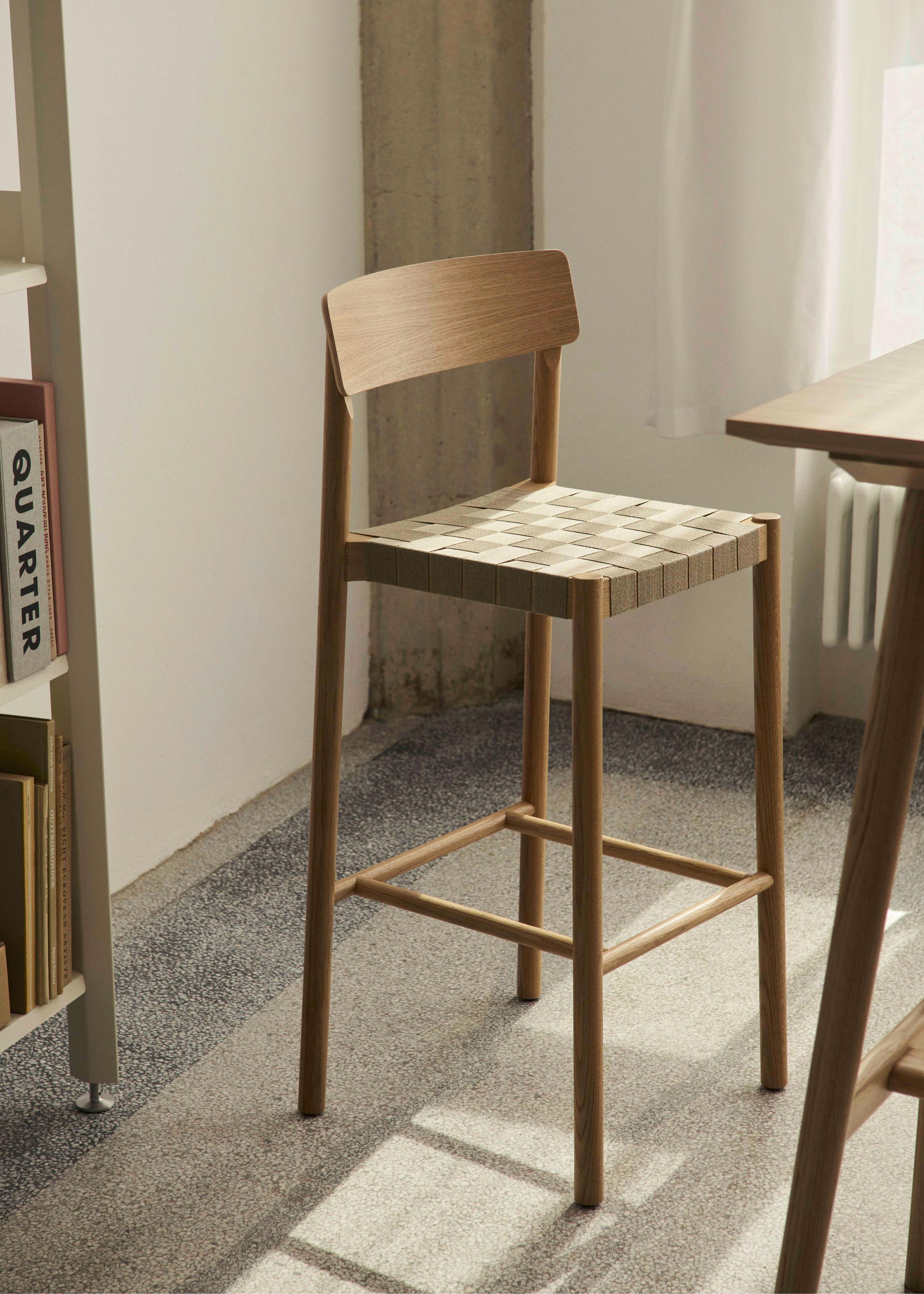 Hocker BETTY beige geweven zitting met gelakt eiken