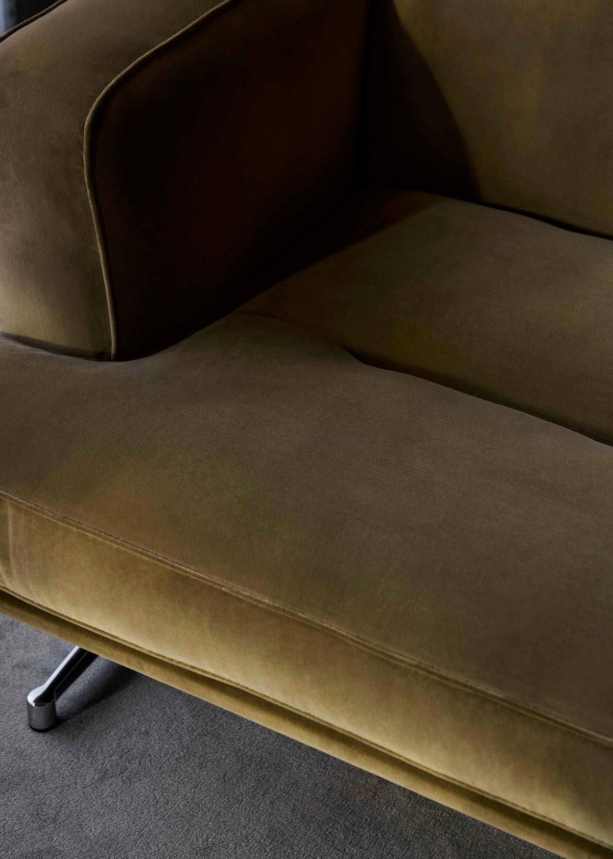 Fauteuil INLAND AV21 gestoffeerd met een zwarte basis