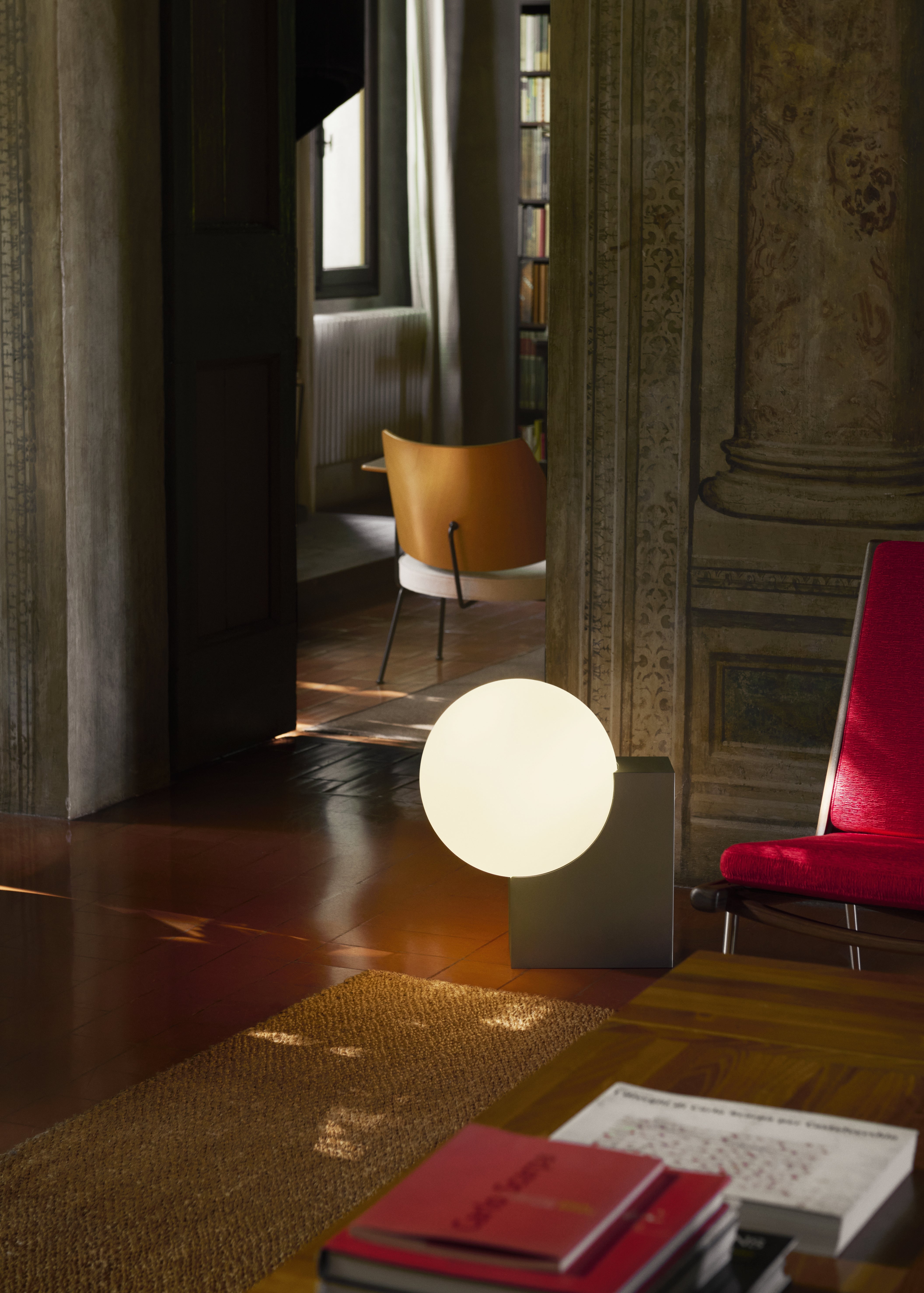 Vloerlamp JOURNEY SH4 met glazen kap en geborstelde stalen voet.