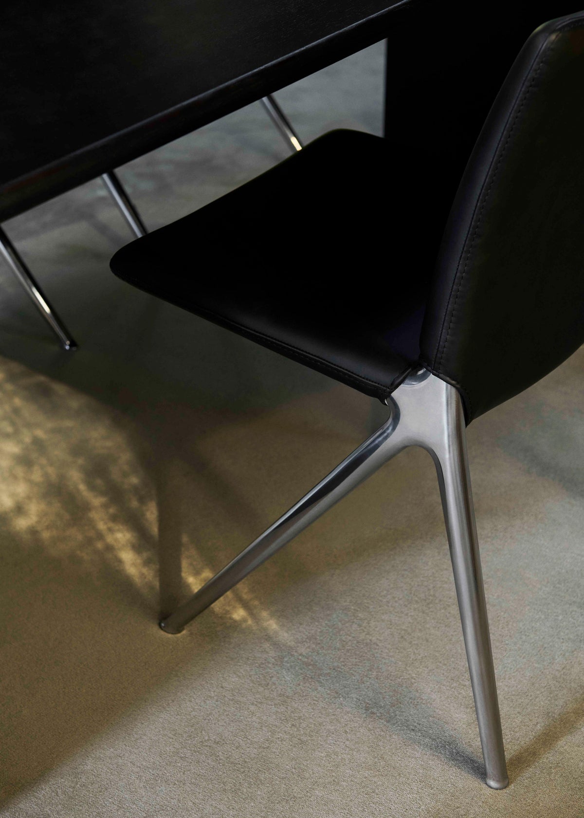 Stoel KAPE IF7 gestoffeerd met een aluminium basis