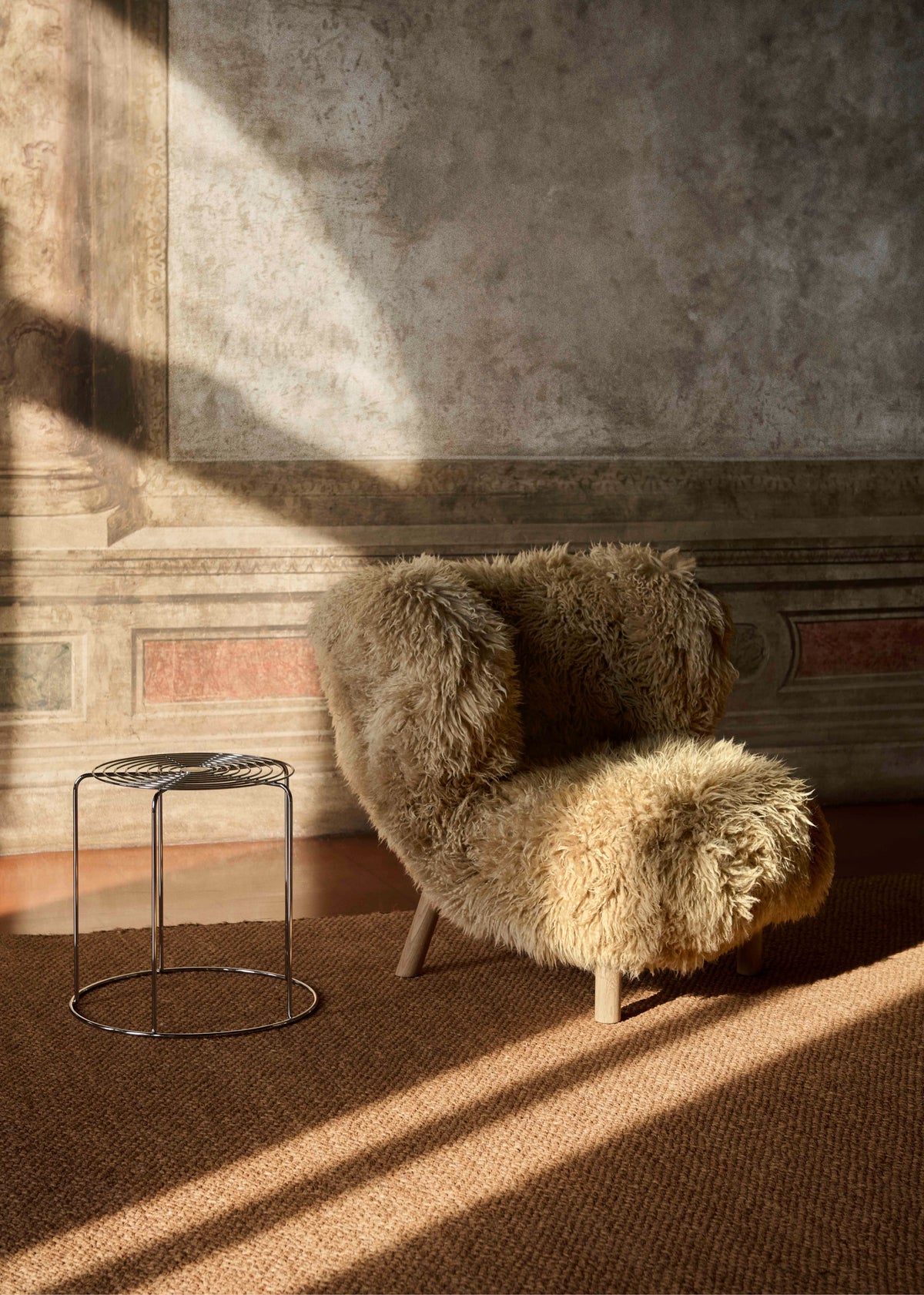 Fauteuil LITTLE PETRA VB1 gestoffeerd met een eiken basis