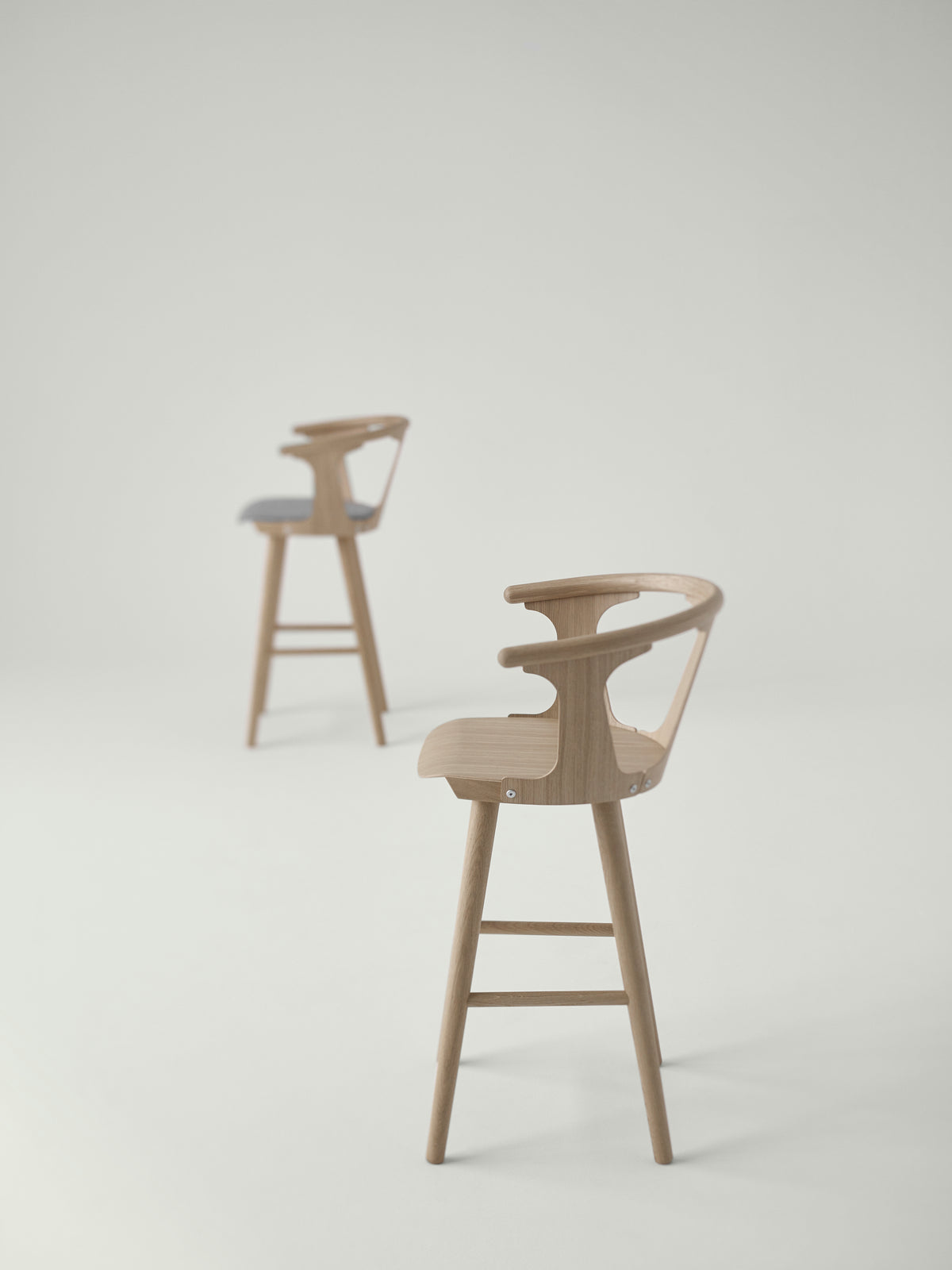 Hocker IN BETWEEN gerookt olie behandeld eiken