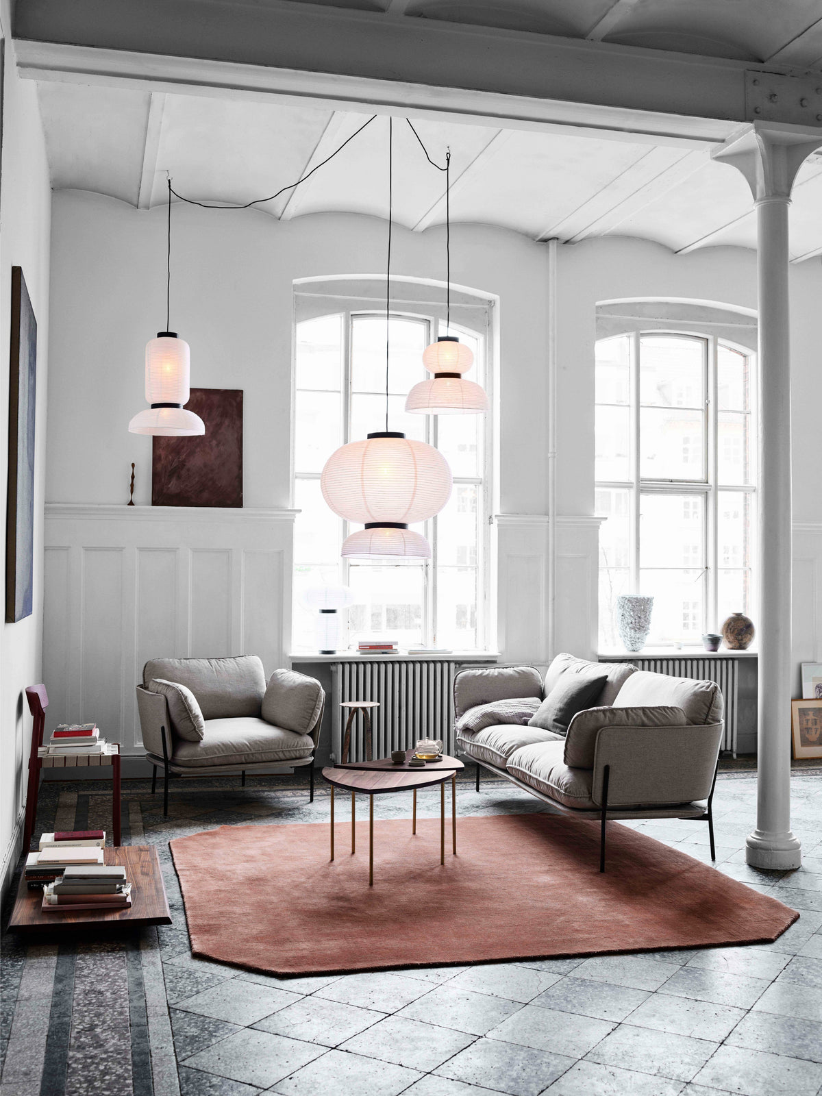 Fauteuil CLOUD LN1 gestoffeerd met een verchroomde basis