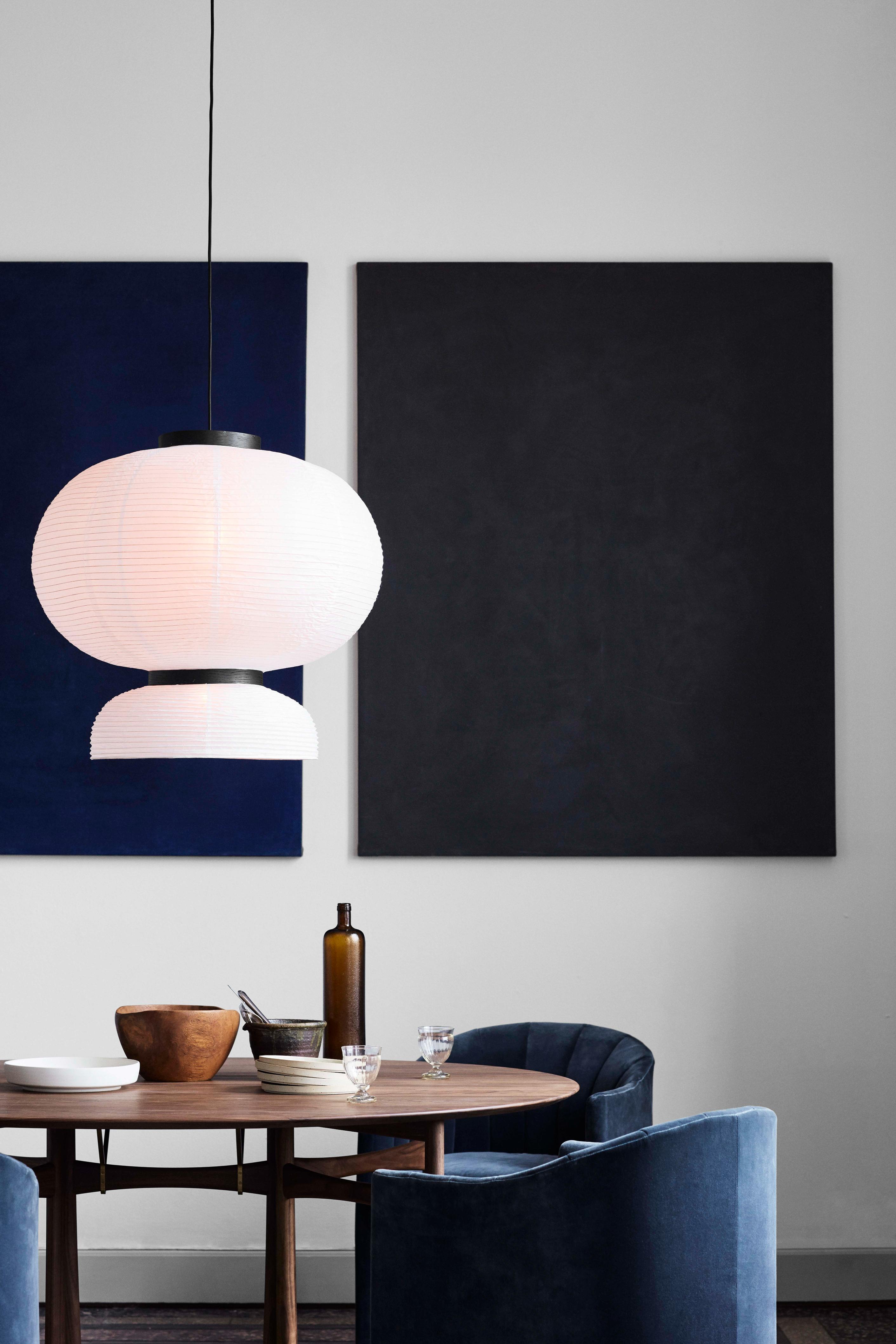 Hanglamp FORMAKAMI JH5 met witte papieren kap en zwart eiken afwerking