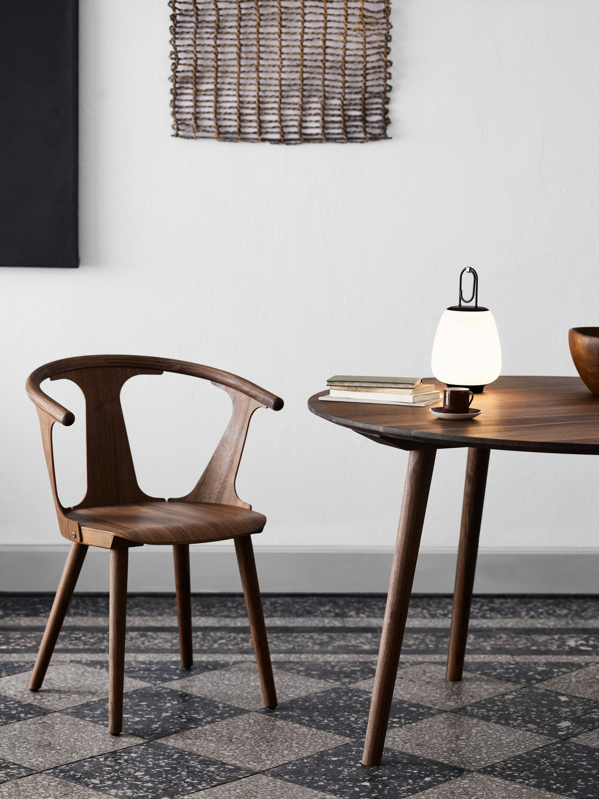 Ronde tafel IN BETWEEN gerookt geolied eiken