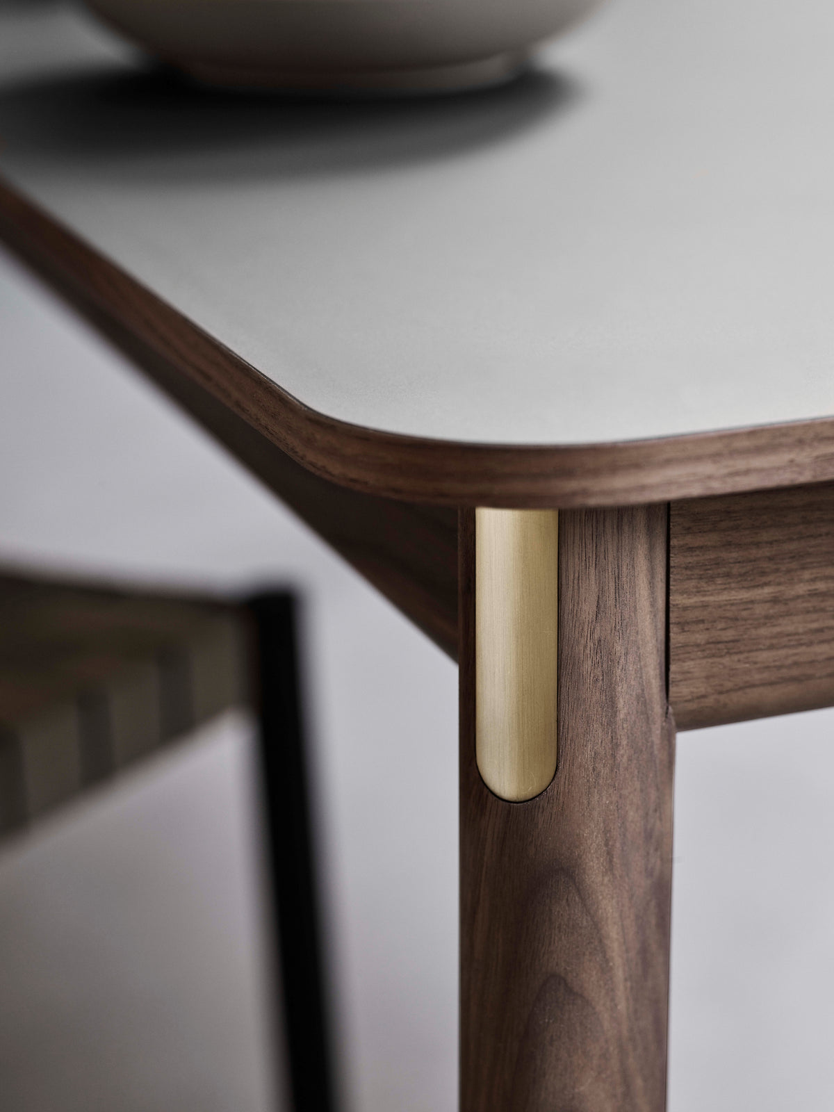 Uitschuifbare PATCH tafel met grijs gelamineerd blad en een basis van gerookt eikenhout