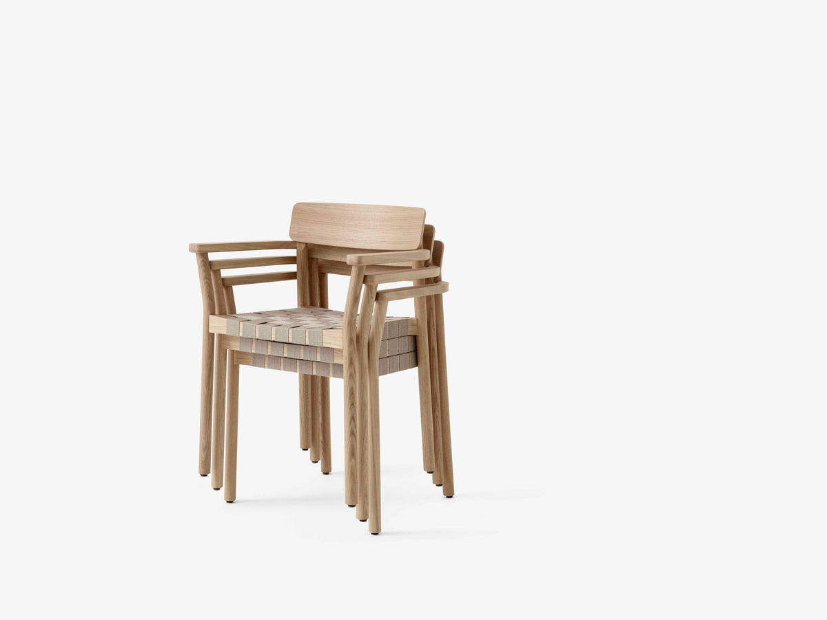 Stoel met armleuningen BETTY TK9 beige geweven zitting met gerookt geolied eikenhout