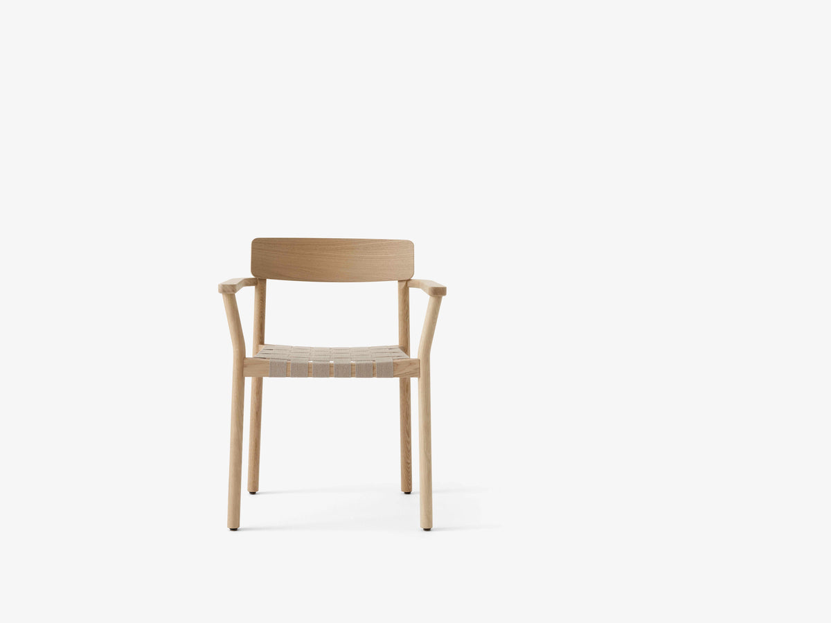 Stoel met armleuningen BETTY TK9 beige geweven zitting met gerookt geolied eikenhout