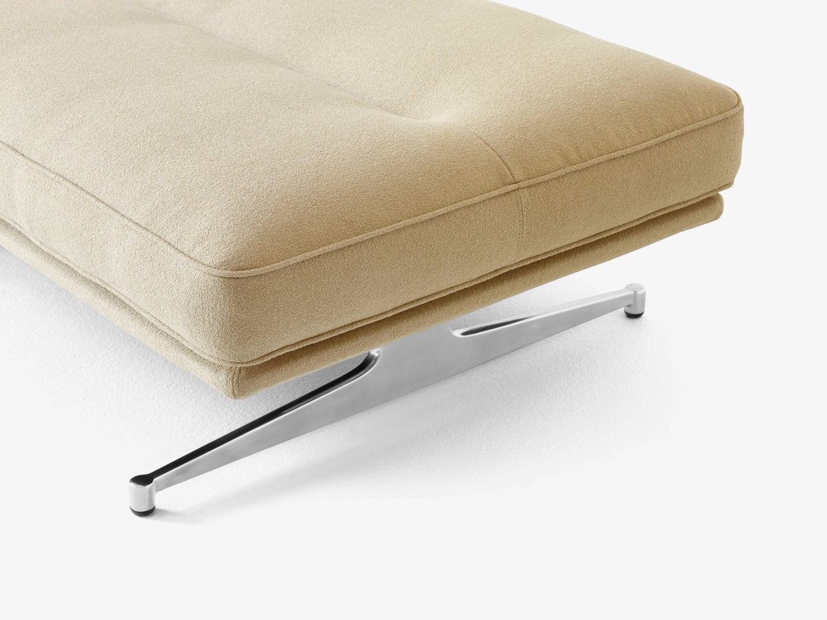 Hocker INLAND AV32 gestoffeerd met een aluminium basis