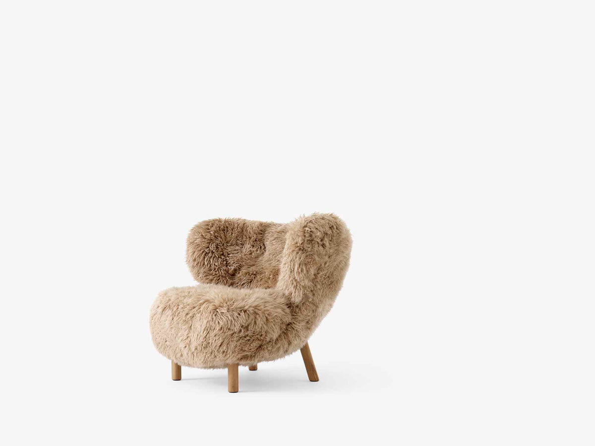 Fauteuil LITTLE PETRA VB1 gestoffeerd met een eiken basis