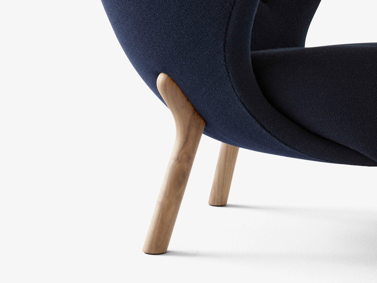 Fauteuil LITTLE PETRA VB1 gestoffeerd met een eiken basis