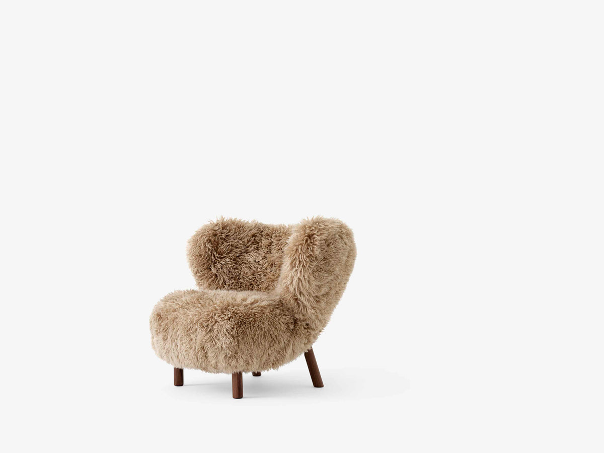 Fauteuil LITTLE PETRA VB1 gestoffeerd met een notenhouten basis