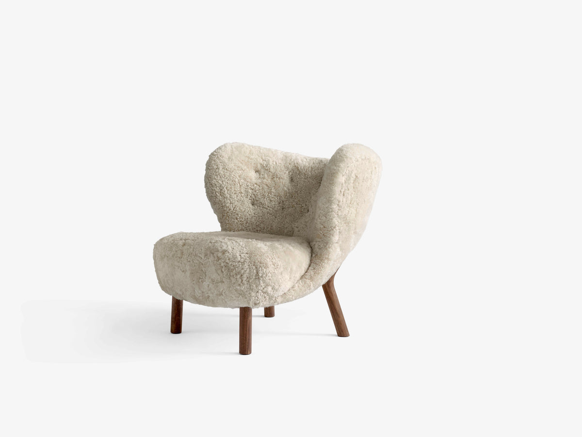 Fauteuil LITTLE PETRA VB1 gestoffeerd met een notenhouten basis