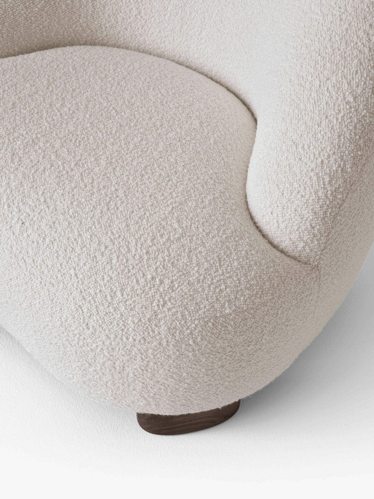 Gestoffeerde MARGAS LC1 fauteuil met notenhouten basis