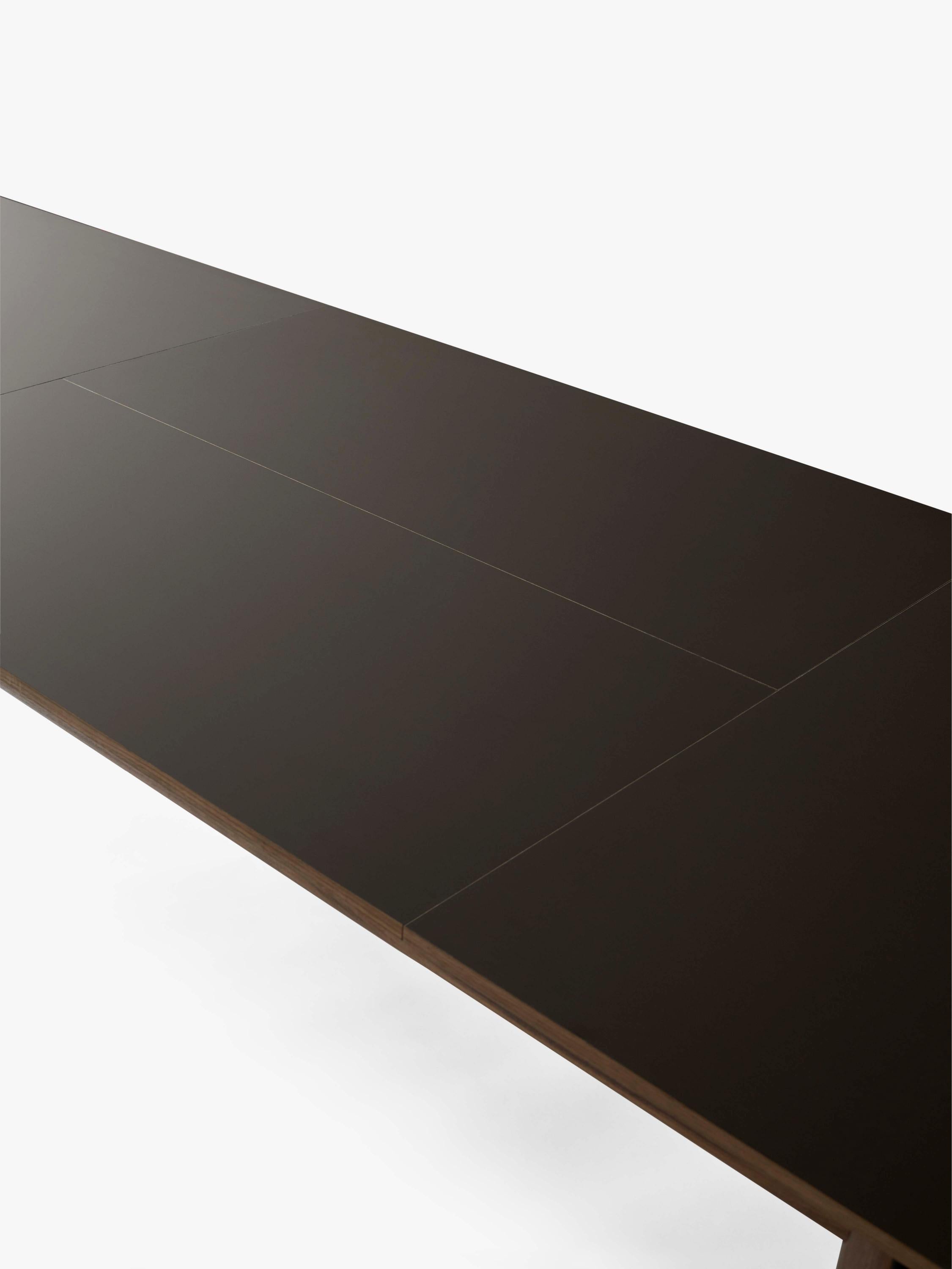 Uitschuifbare tafel PATCH met een bruin laminaatblad en een notenhouten basis