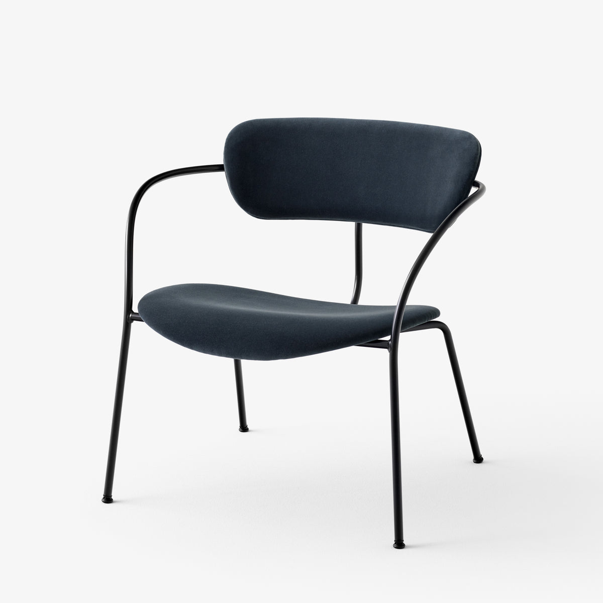 Fauteuil met armleuningen PAVILION AV11 gestoffeerd met een zwarte basis