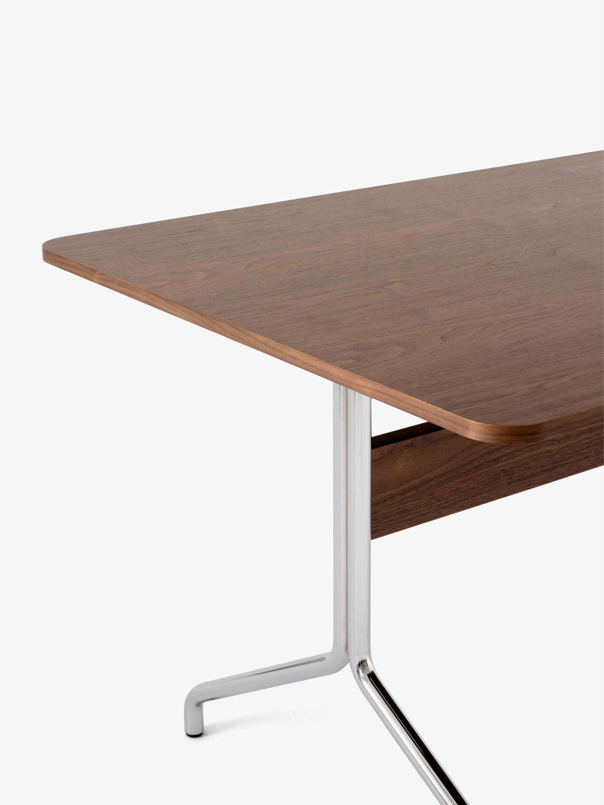 Gecoate PAVILION notenhouten tafel met een verchroomde basis