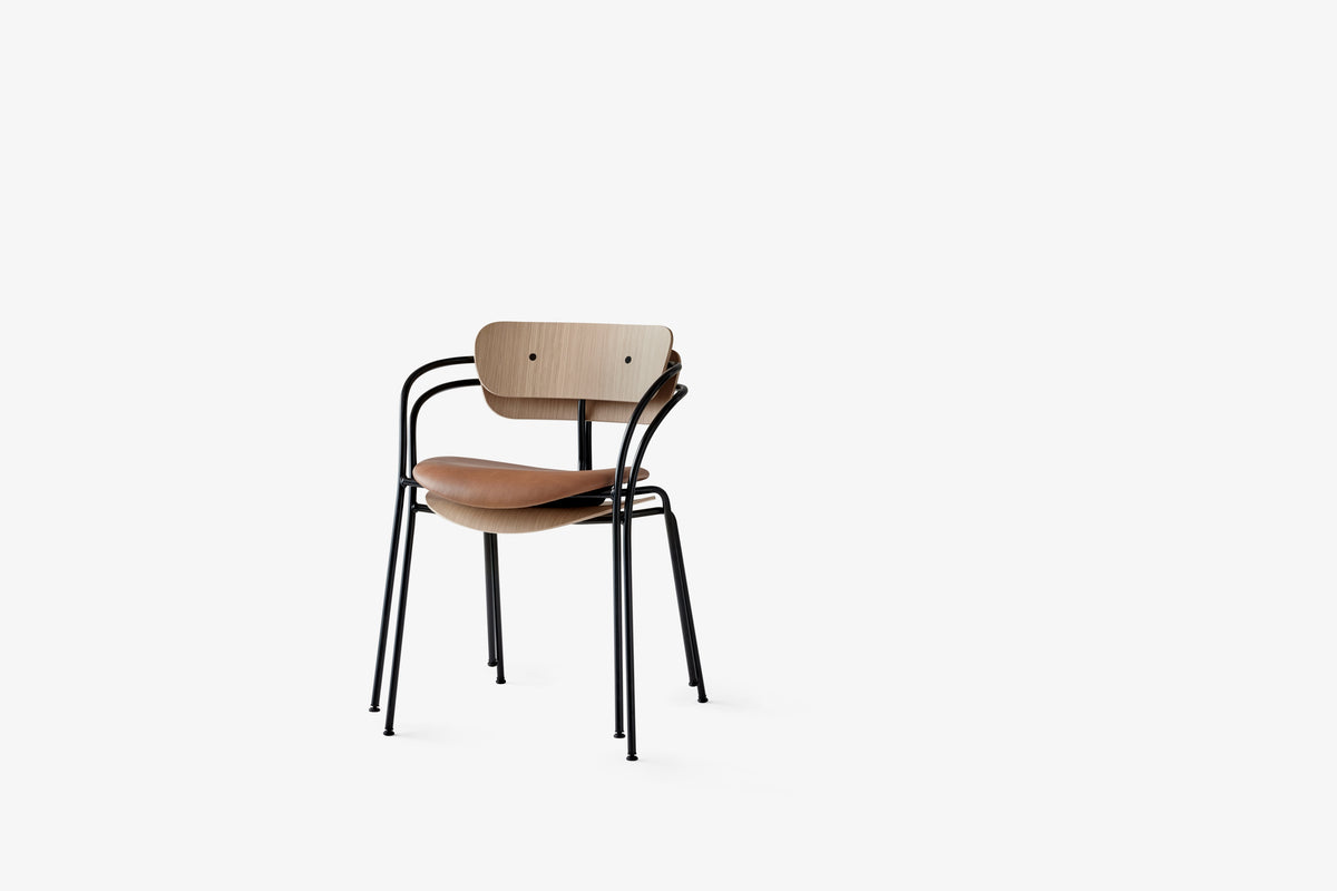 PAVILION AV2 fauteuil met armleuningen, gelakt eiken met zwarte basis
