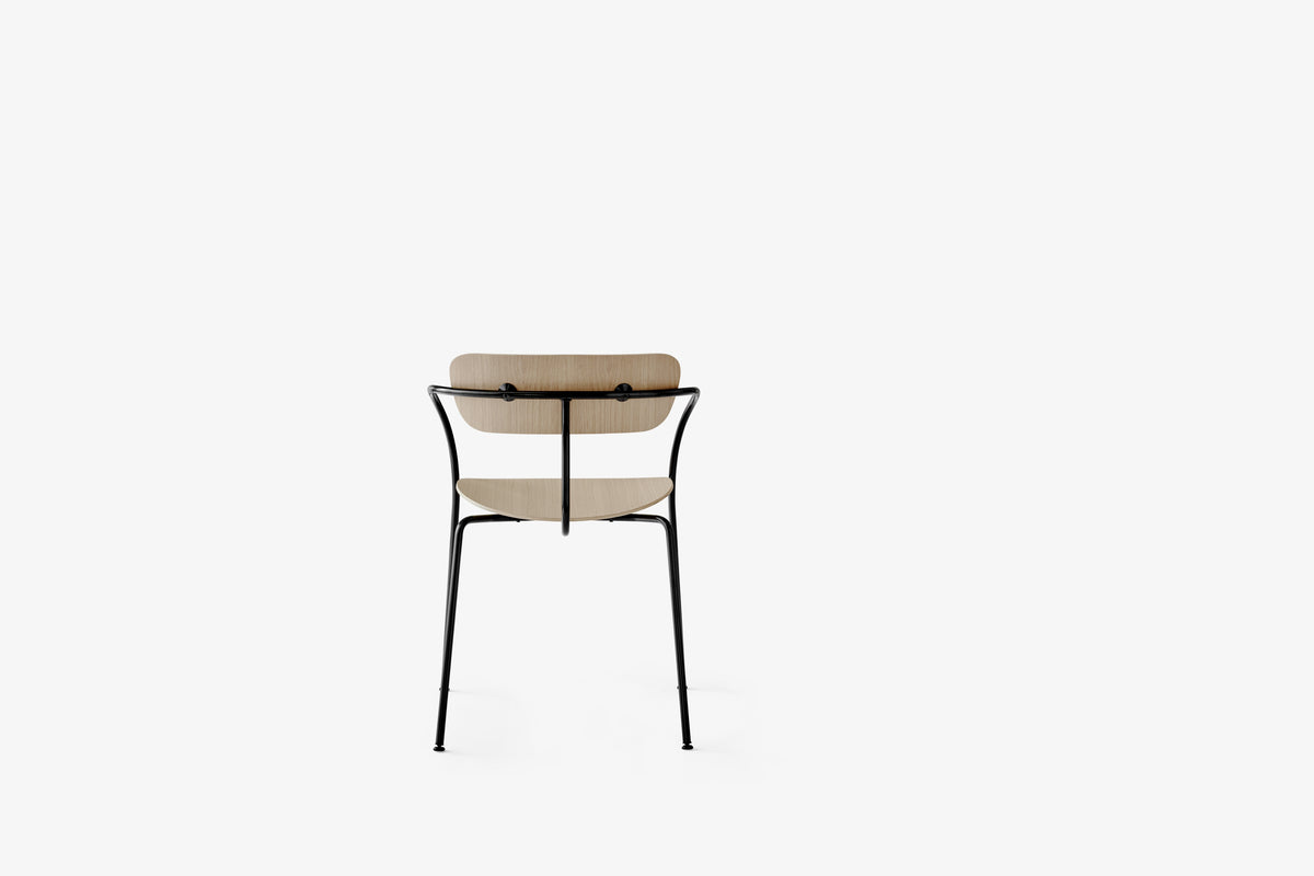 PAVILION AV2 fauteuil met armleuningen, gelakt eiken met zwarte basis