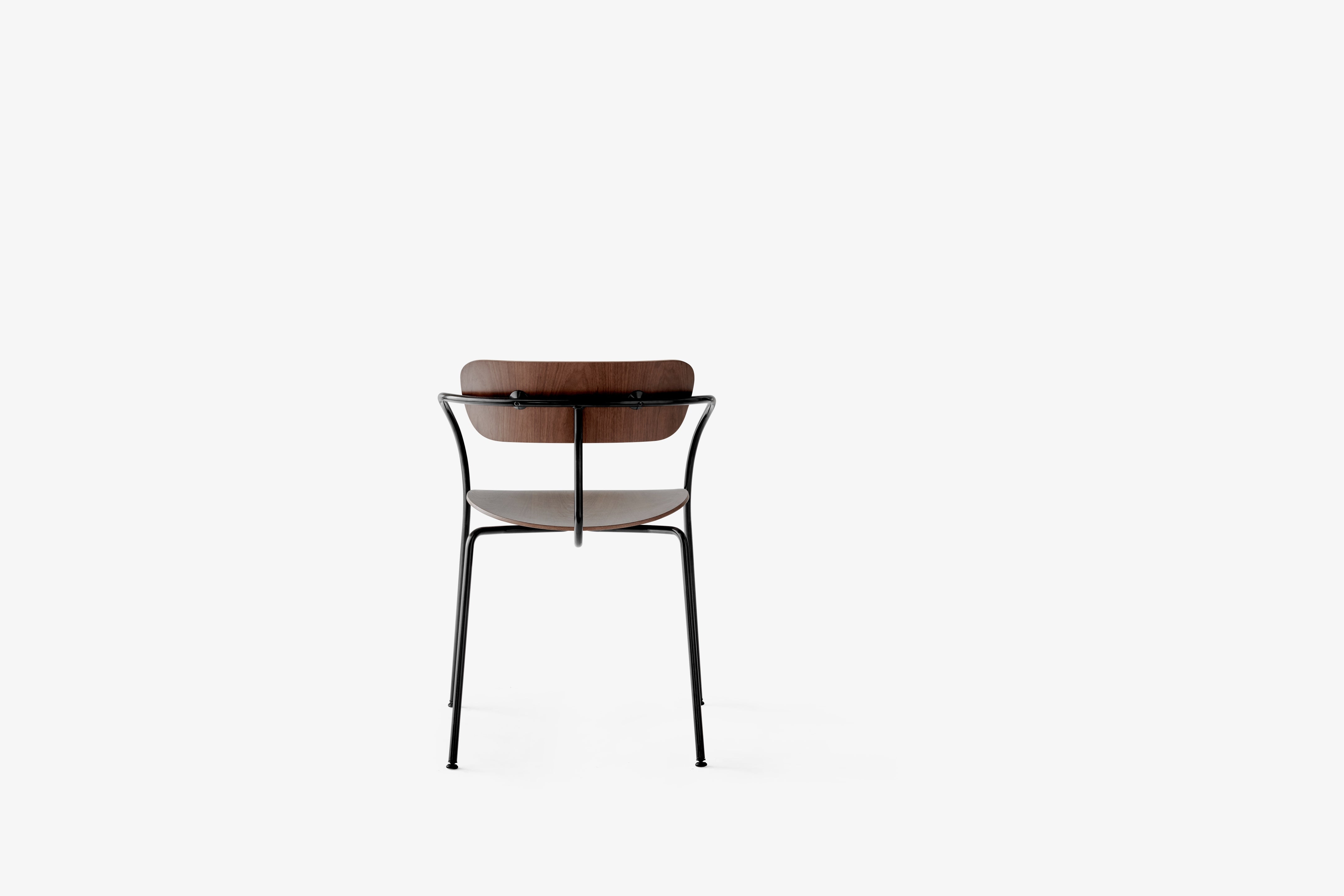 PAVILION AV2 fauteuil met armleuningen, gelakt notenhout met zwarte basis