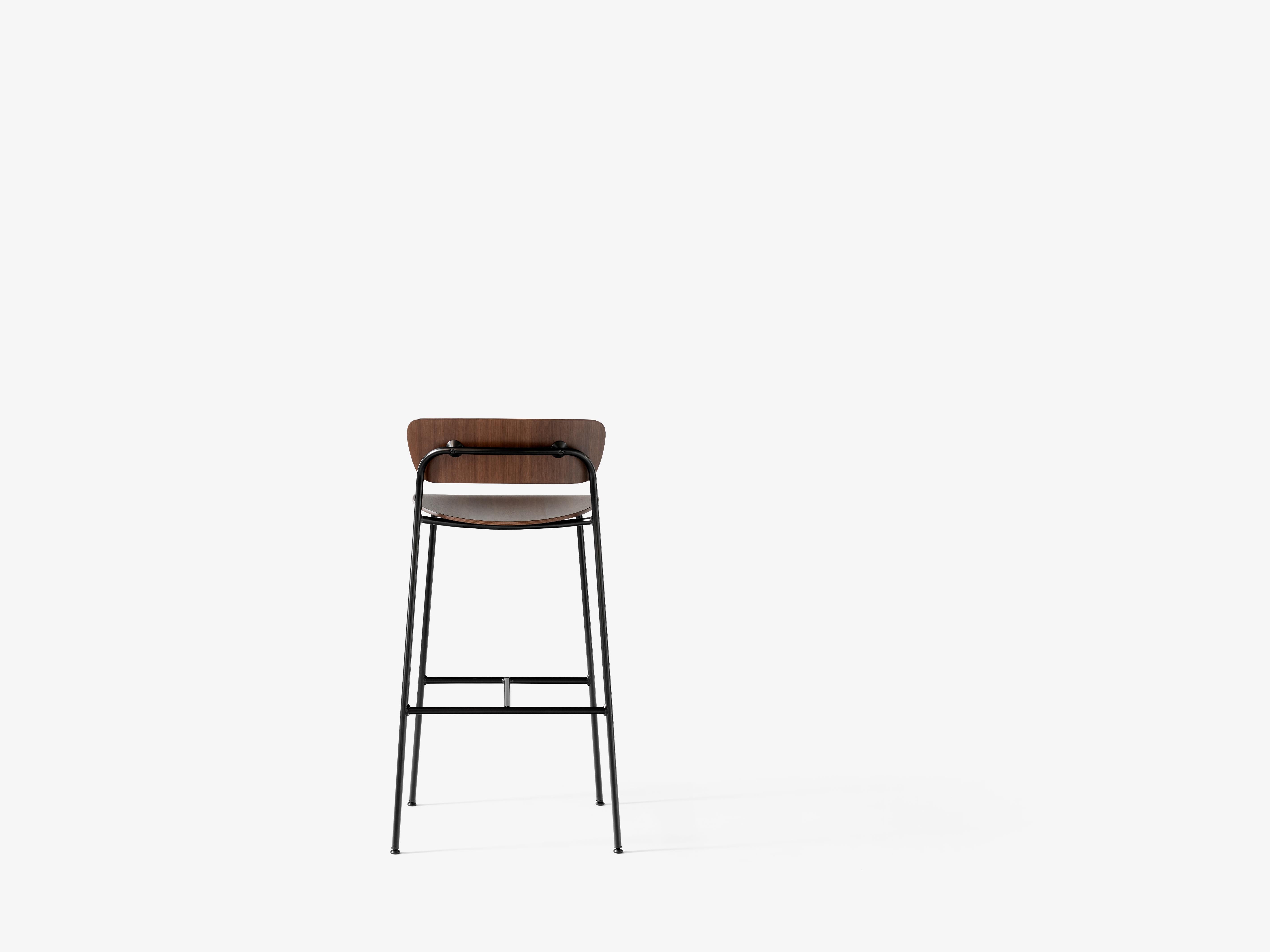 Hocker met rugleuning PAVILION gelakt notenhout met een zwarte stalen basis