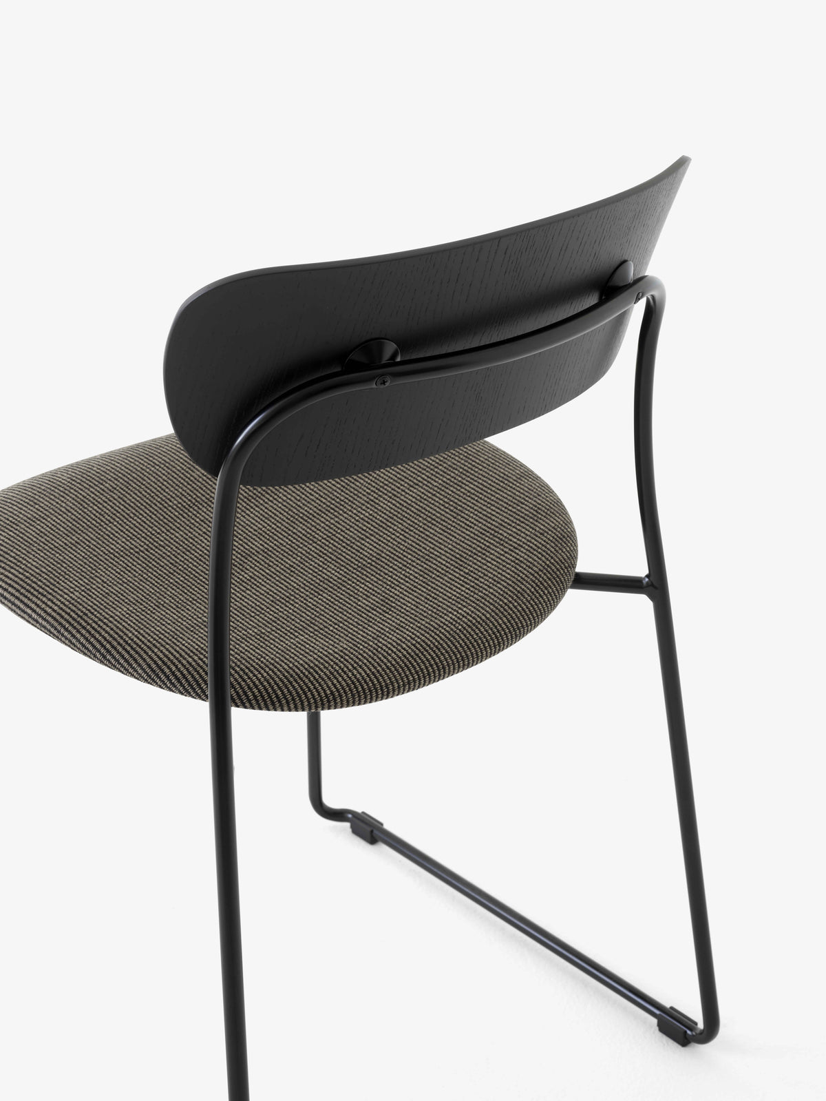 Stoel PAVILION AV52 zwart gelakt eiken met een gestoffeerde zitting en een zwarte basis