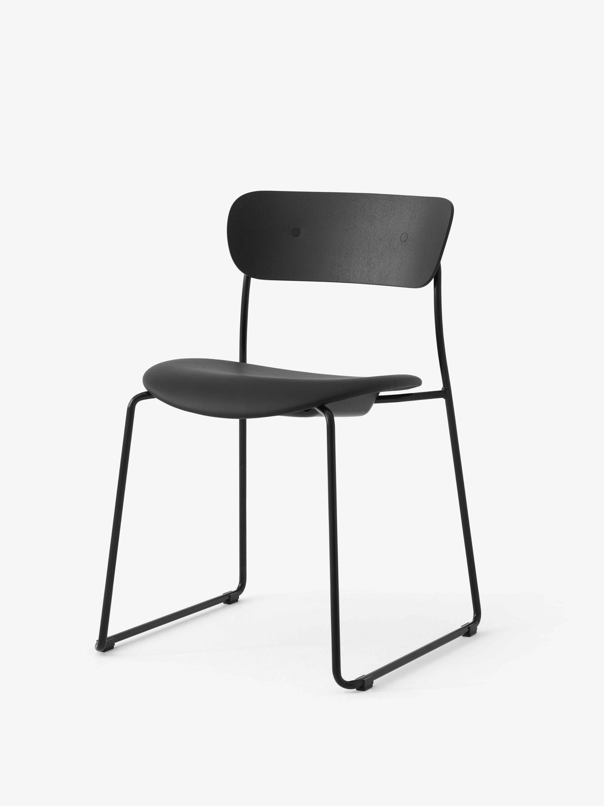 Stoel PAVILION AV52 zwart gelakt eiken met een gestoffeerde zitting en een zwarte basis