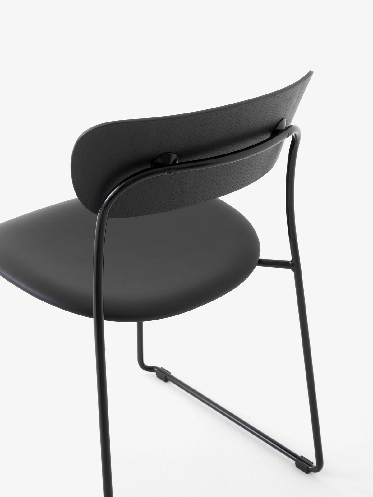 Stoel PAVILION AV52 zwart gelakt eiken met een gestoffeerde zitting en een zwarte basis