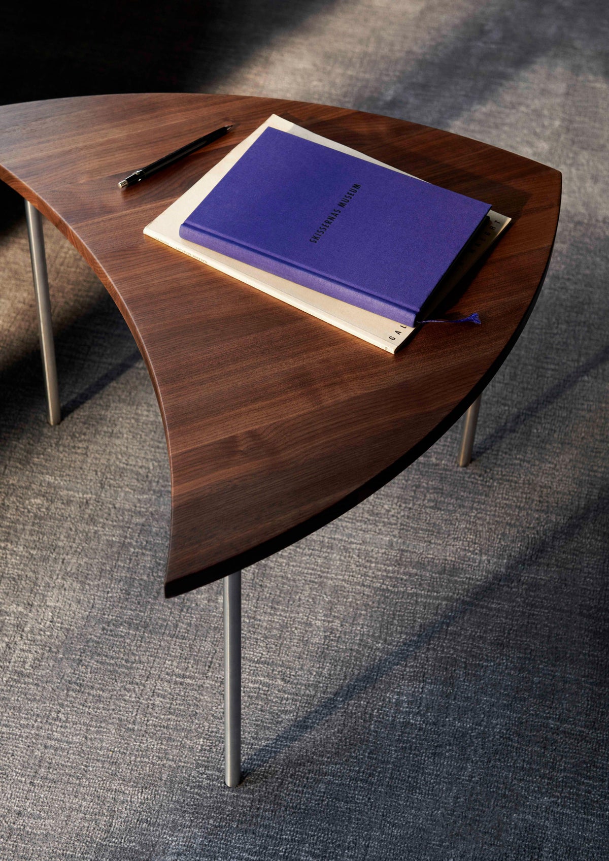 PINWHEEL HM7 bijzettafel, geolied notenhout met stalen basis