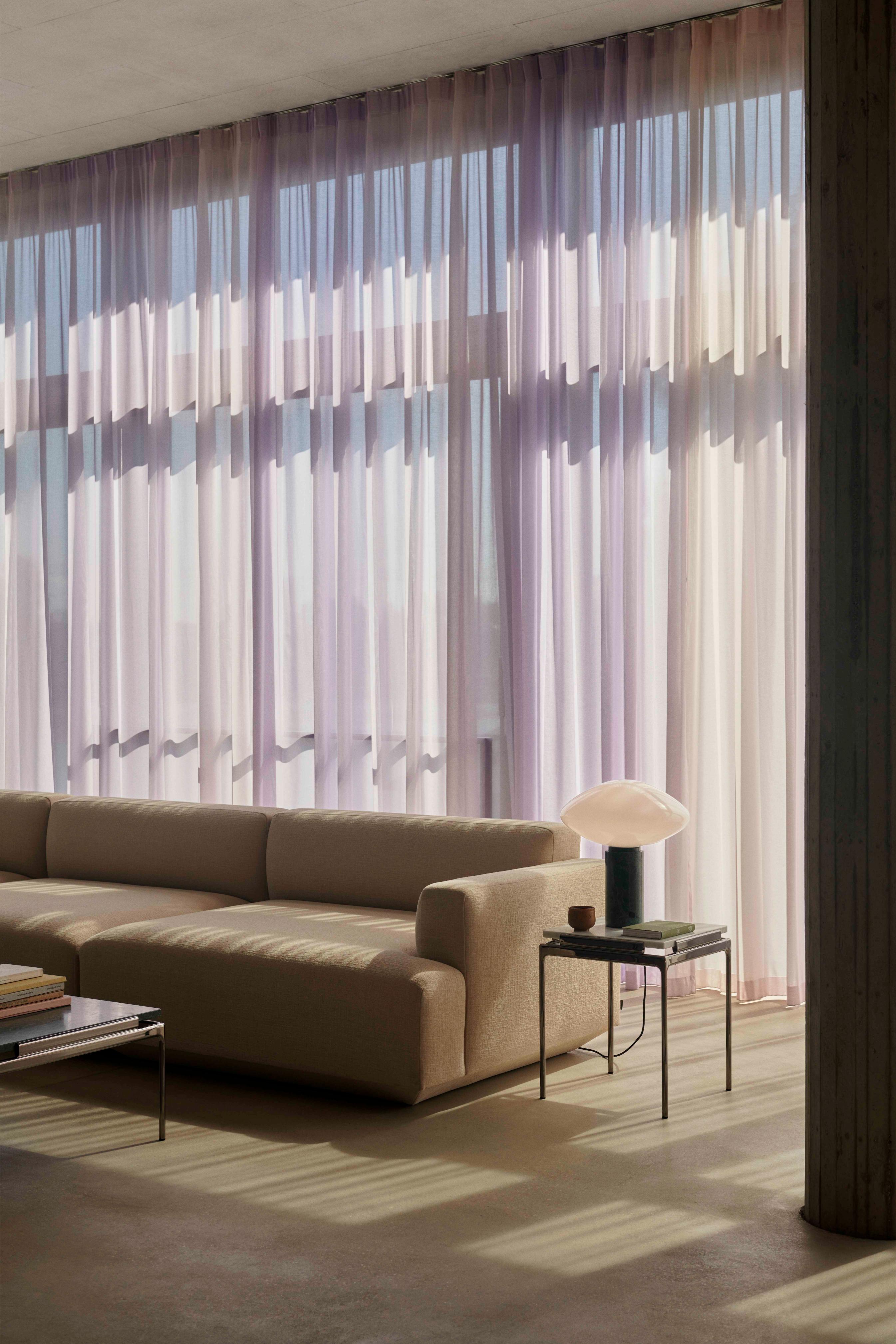 Bijzettafel SETT LN11 met een rookglazen blad en een verchroomde basis