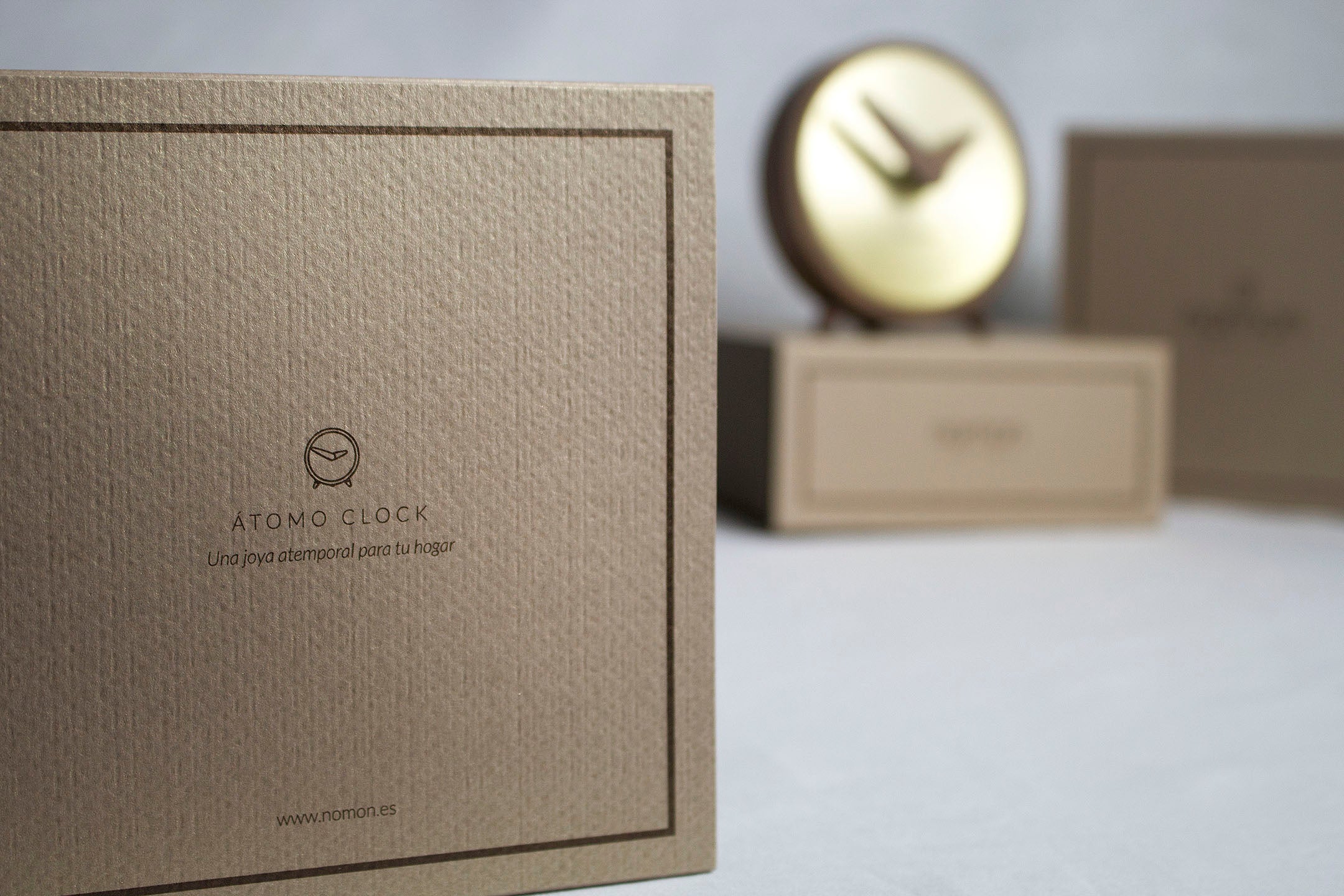 Tafelklok ATOMO van notenhout met messing afwerking