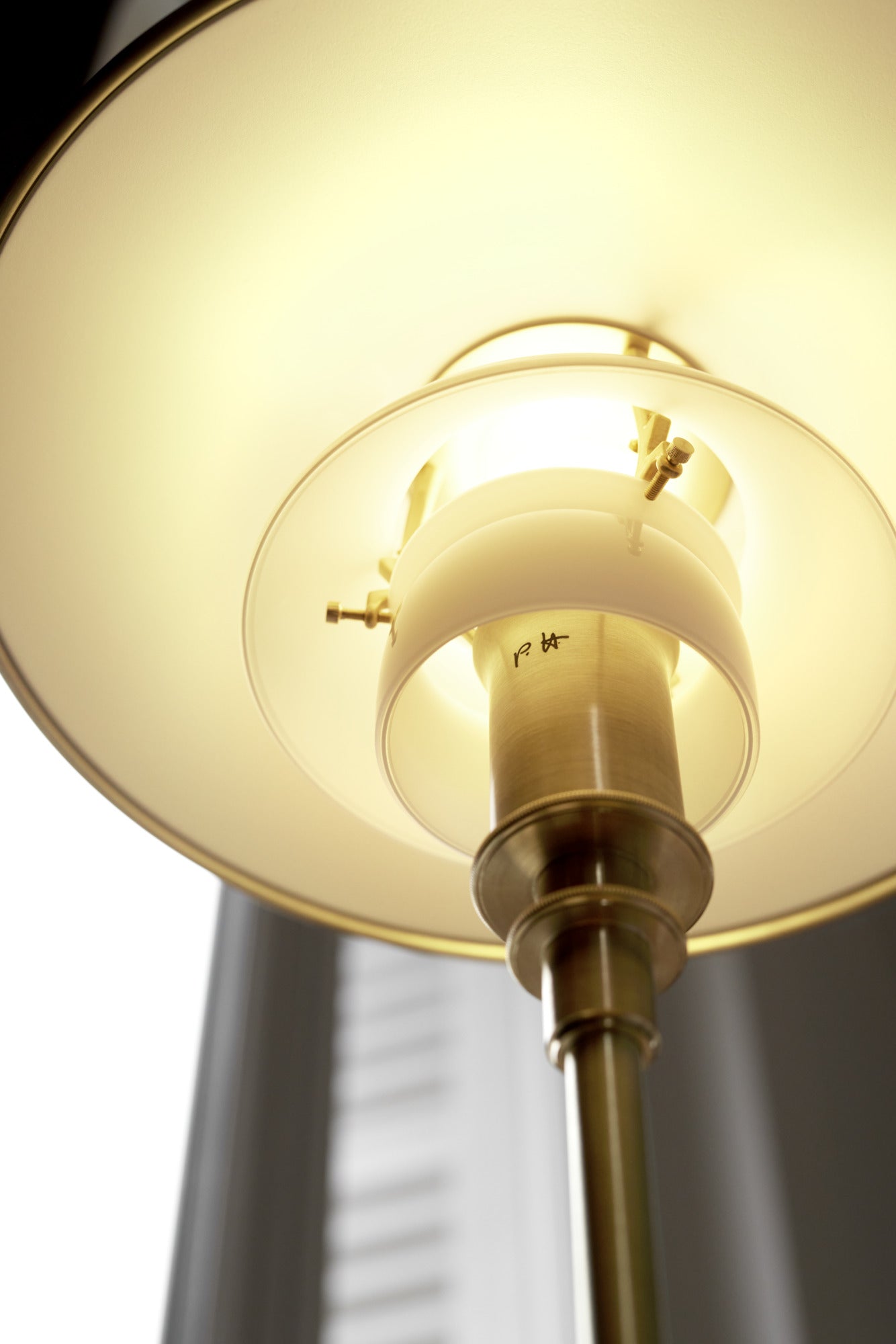 PH 3/2 table lamp white with brass base
