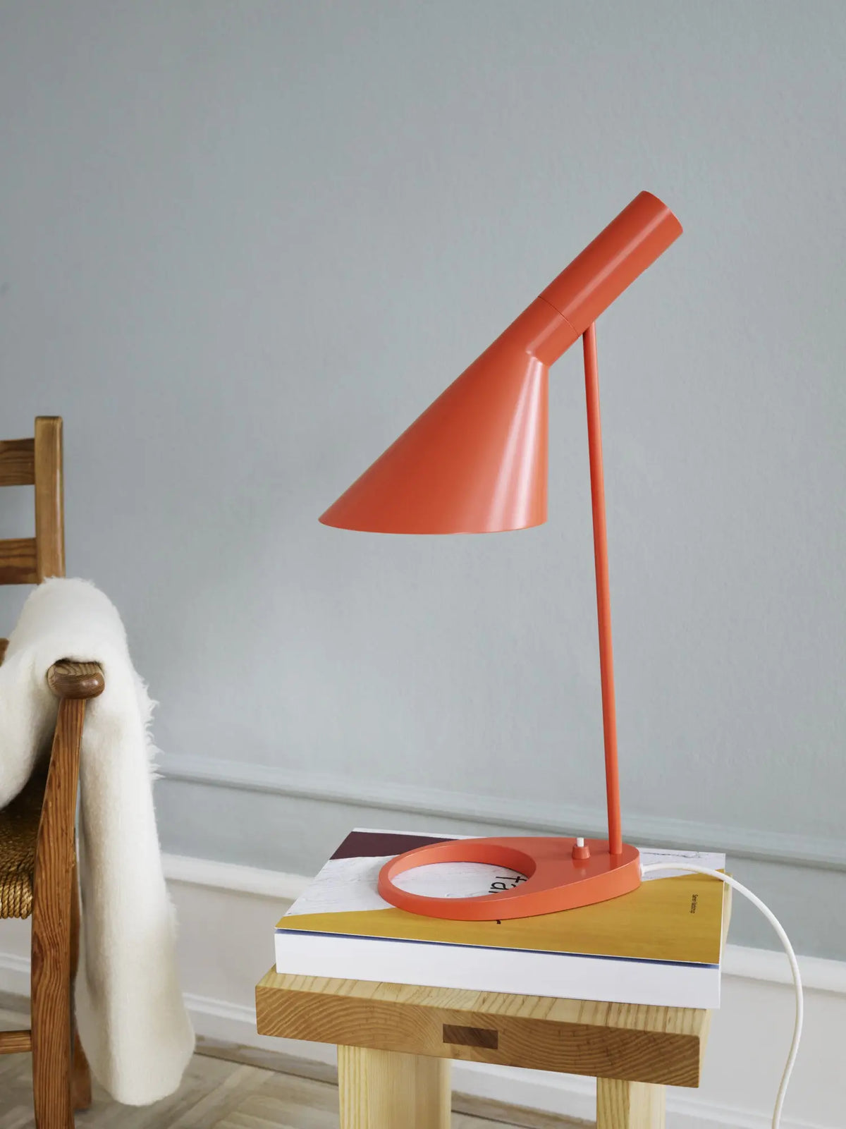 Lampa stołowa AJ pomarańczowy – styl skandynawski