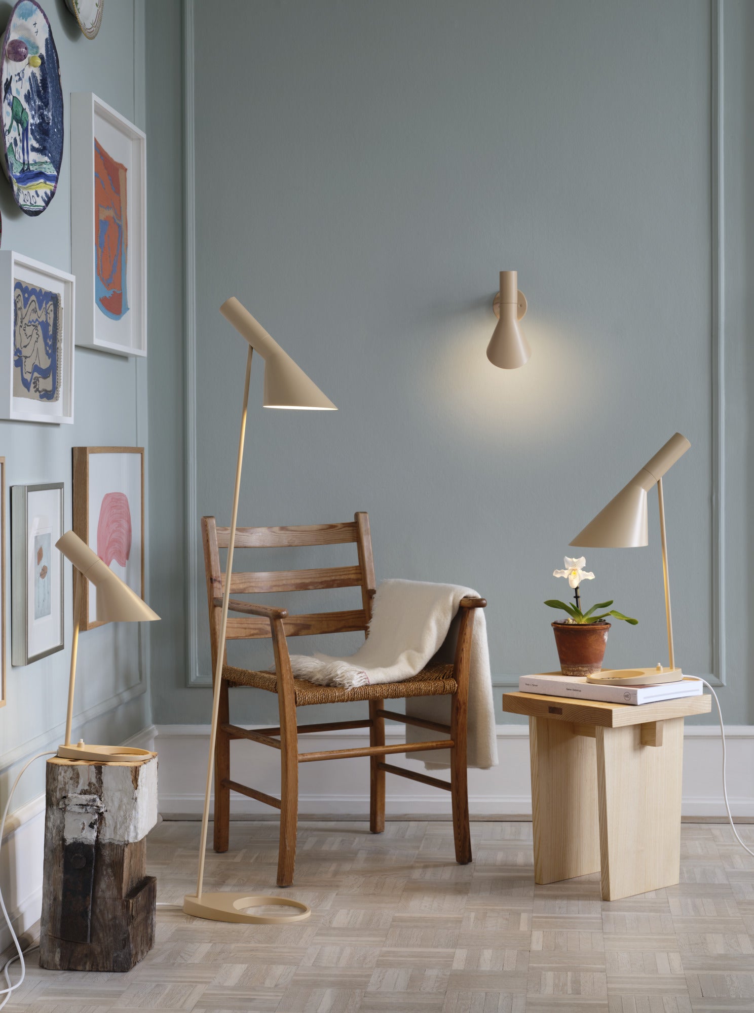 Stehlampe AJ warmes Sandbeige