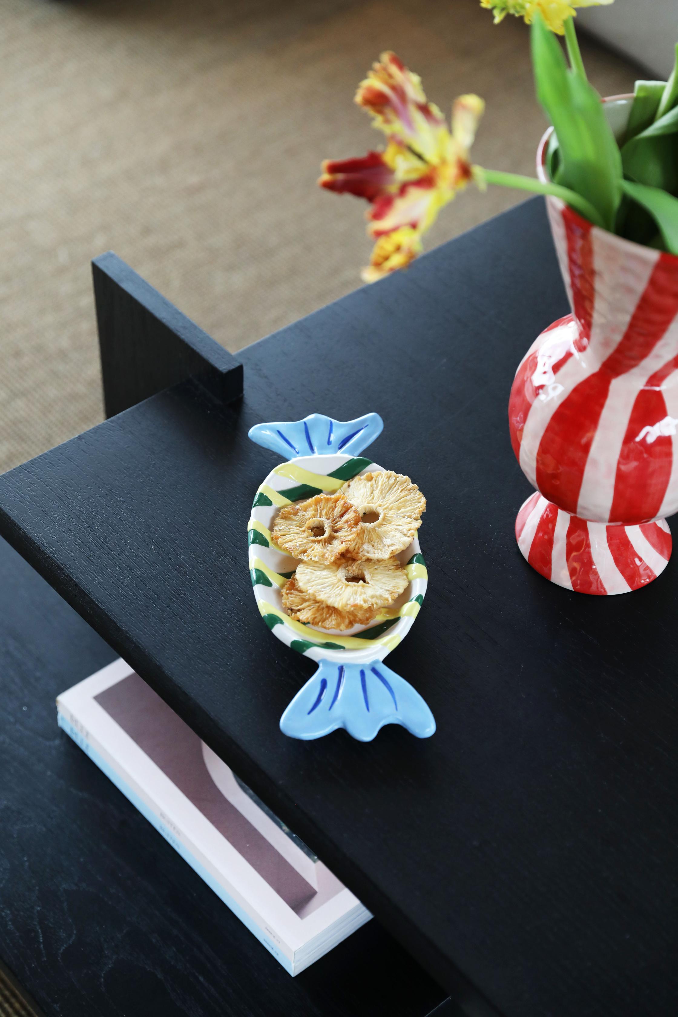 Witte GOODY schaal met geel en blauw