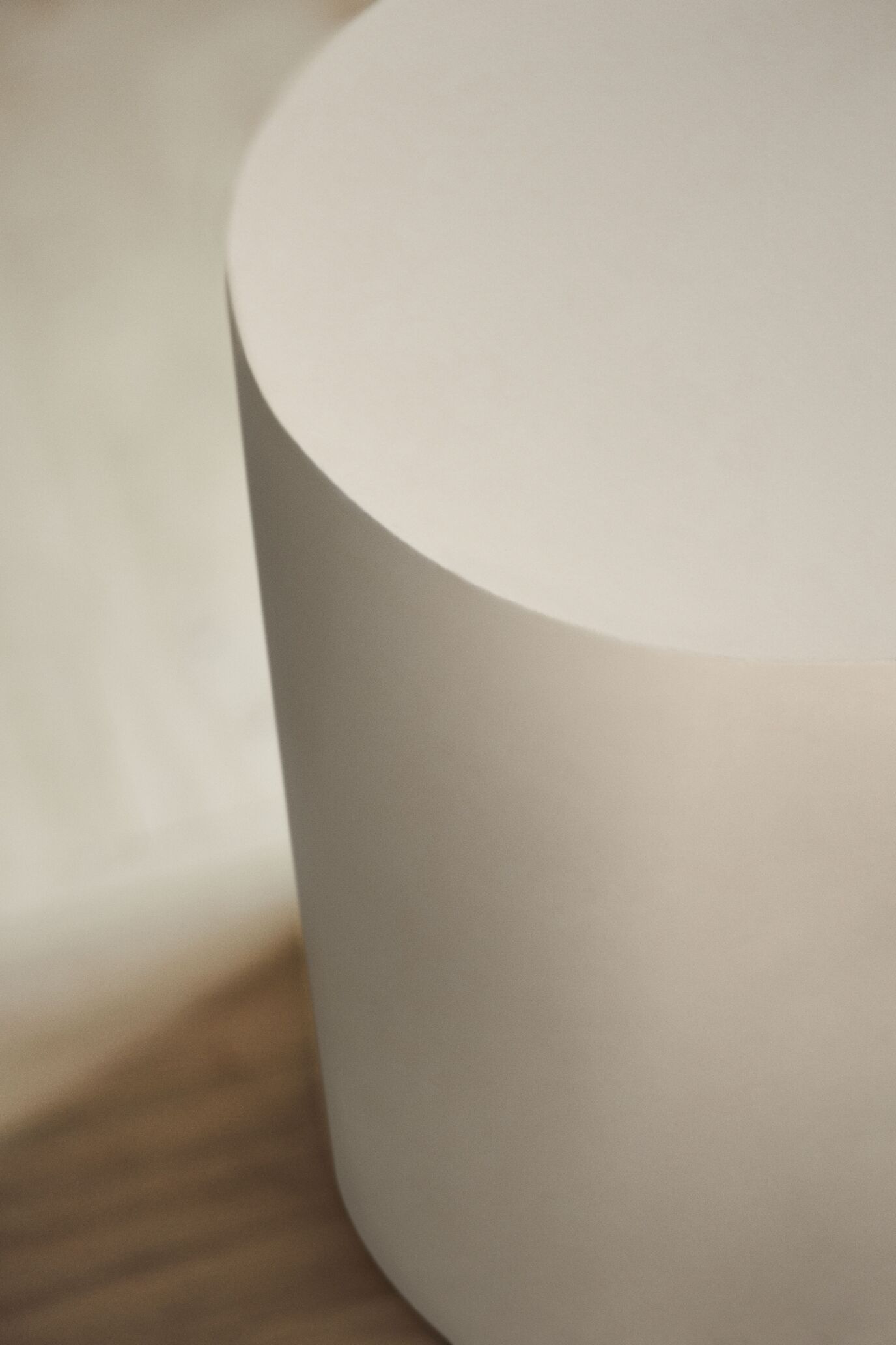 Vloerlamp ACORN wit met een voet van crèmekleurig beton