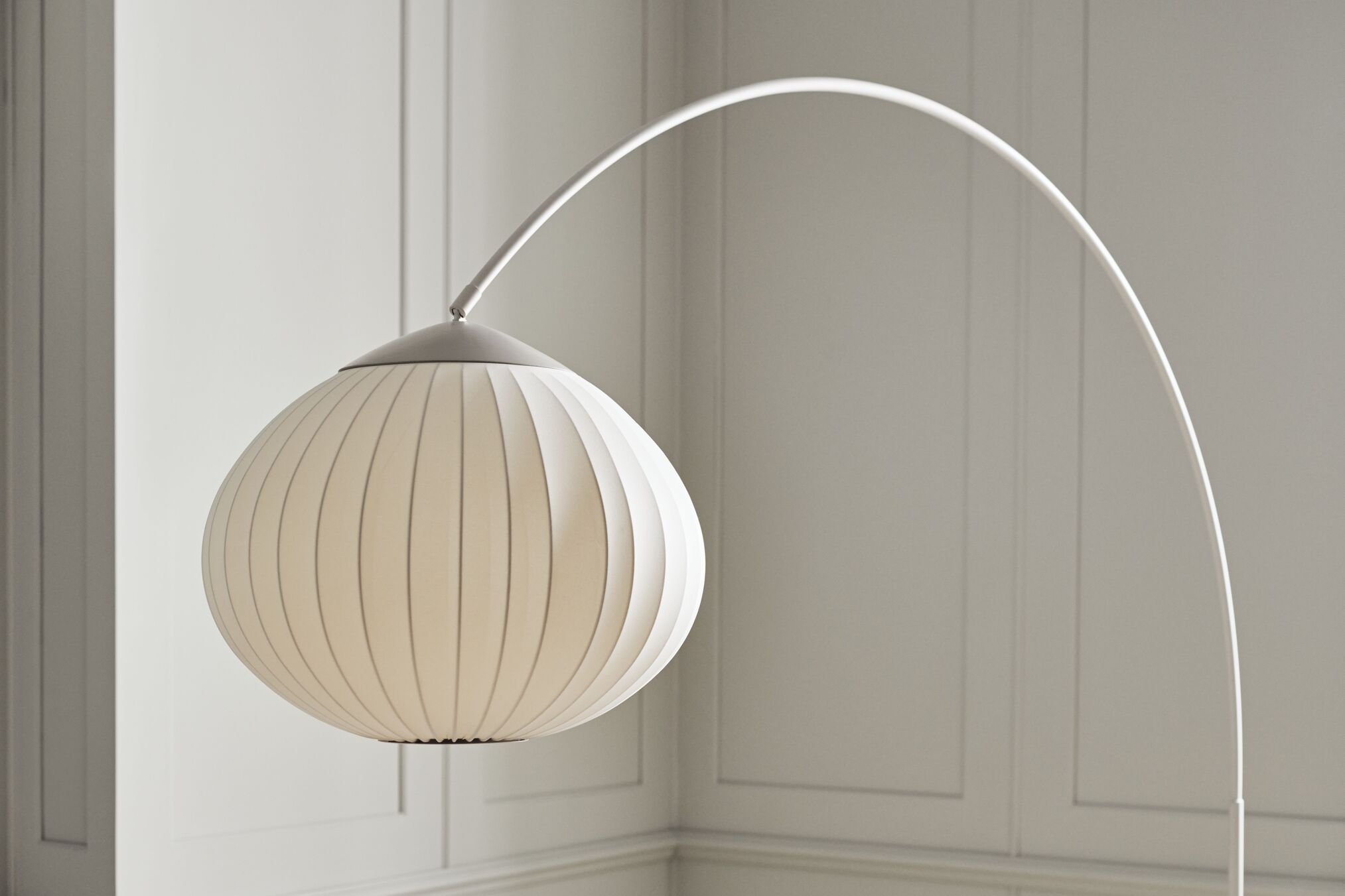 Stehlampe Bogen ACORN beige mit Travertinbasis