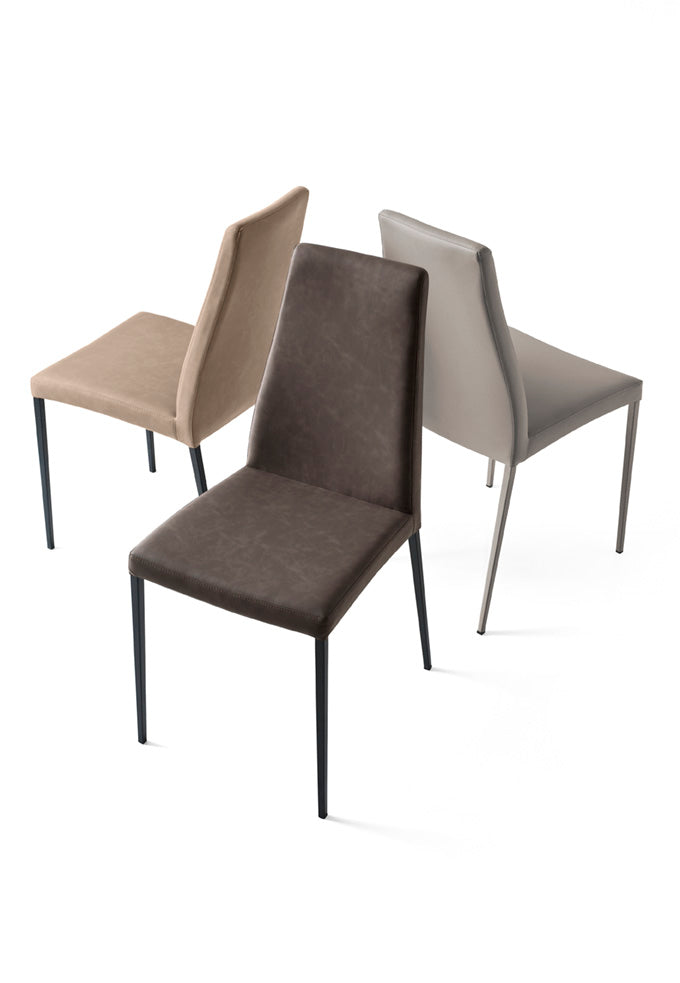 Gestoffeerde AIDA stoel met beige basis