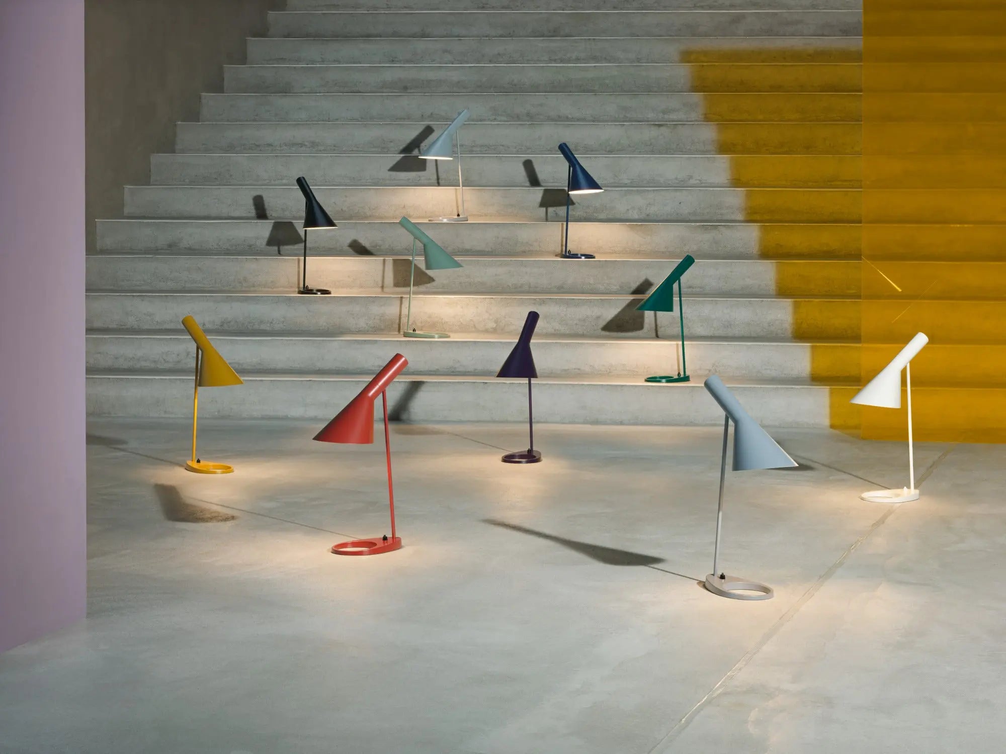 Lampa stołowa AJ polerowana stal nierdzewna, marka Louis Poulsen
