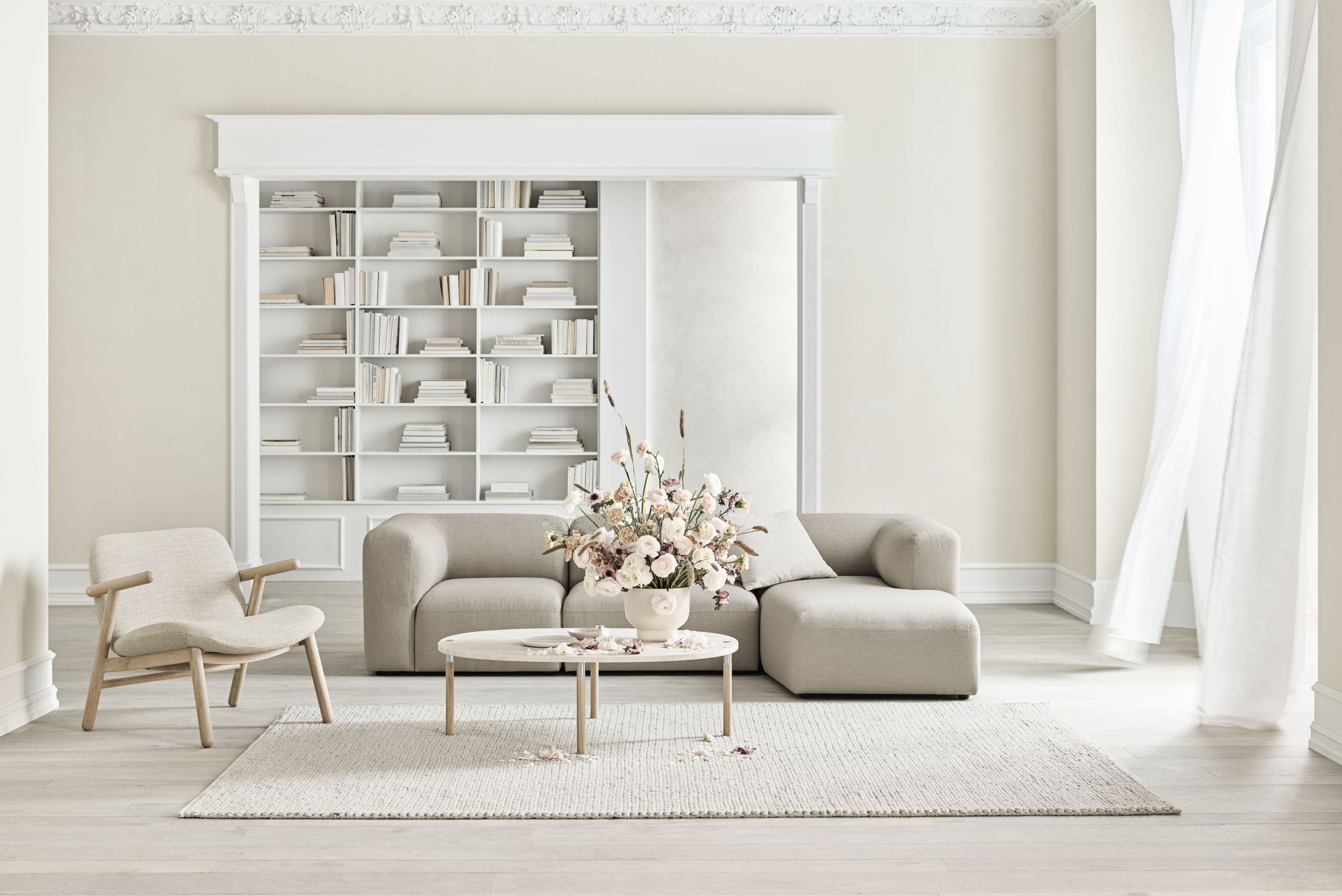 Fauteuil COSH met een eikenhouten basis