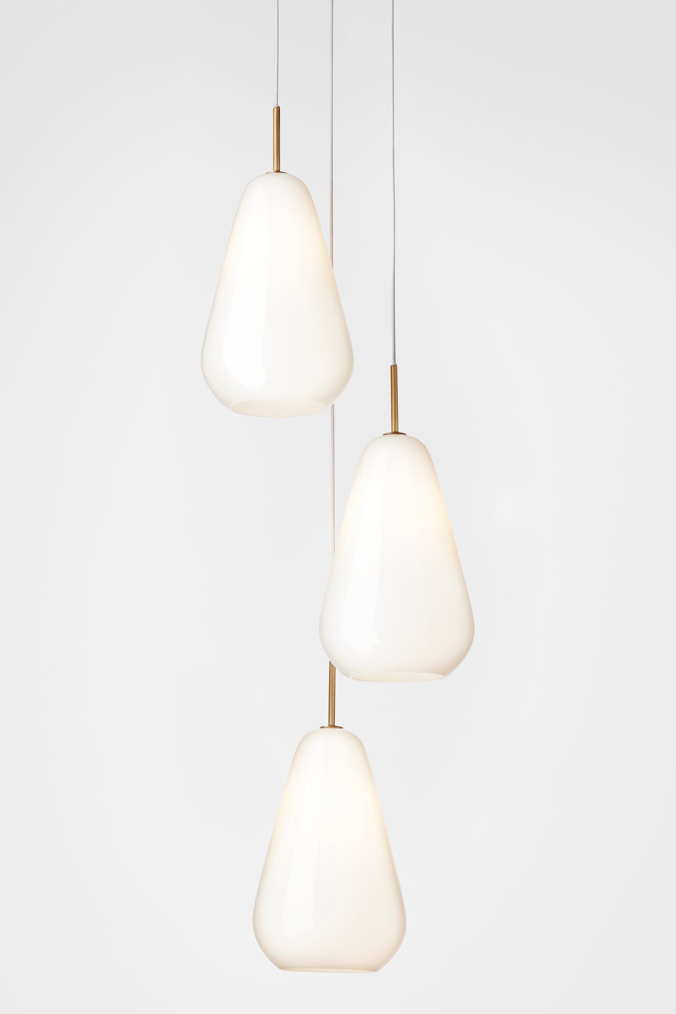 Lampa wisząca ANOLI 3 złoty z opalowym szkłem – Nuura