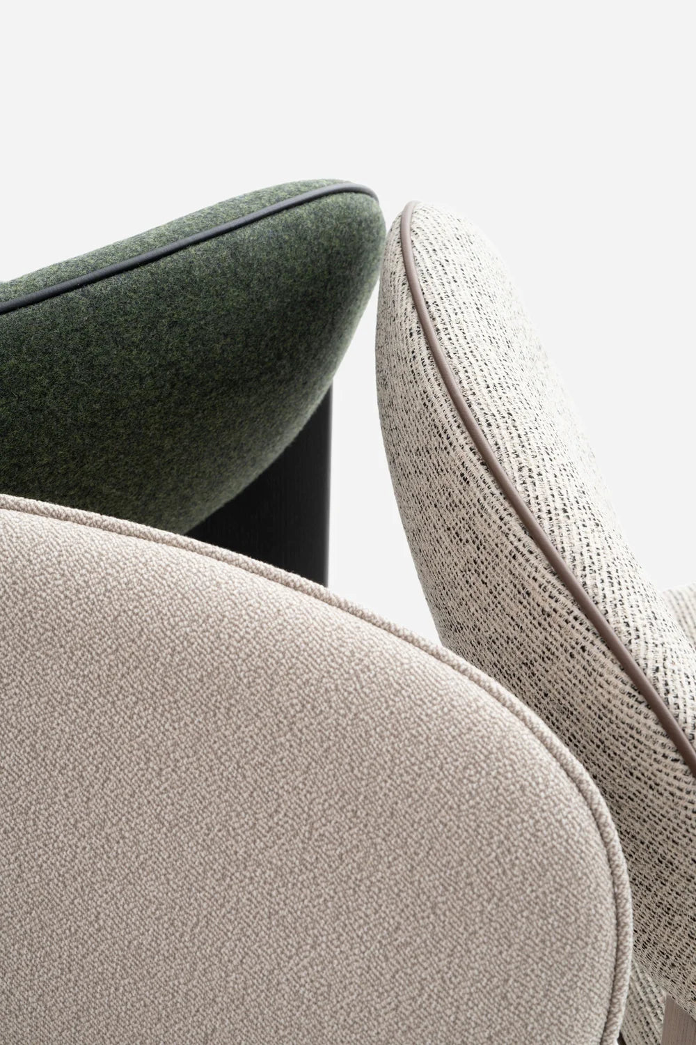 Polsterstuhl ARCHIPEN mit schwarzem Eschenfuß