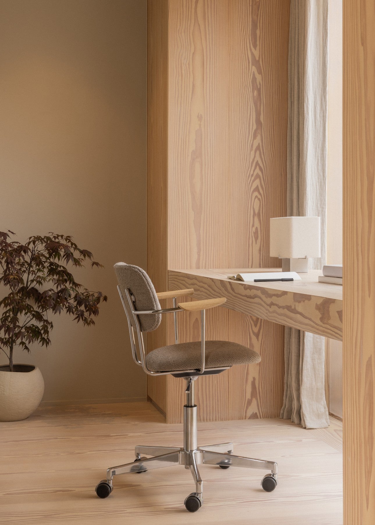 Tafellamp NONNA met een basis van travertijn en een linnen kap